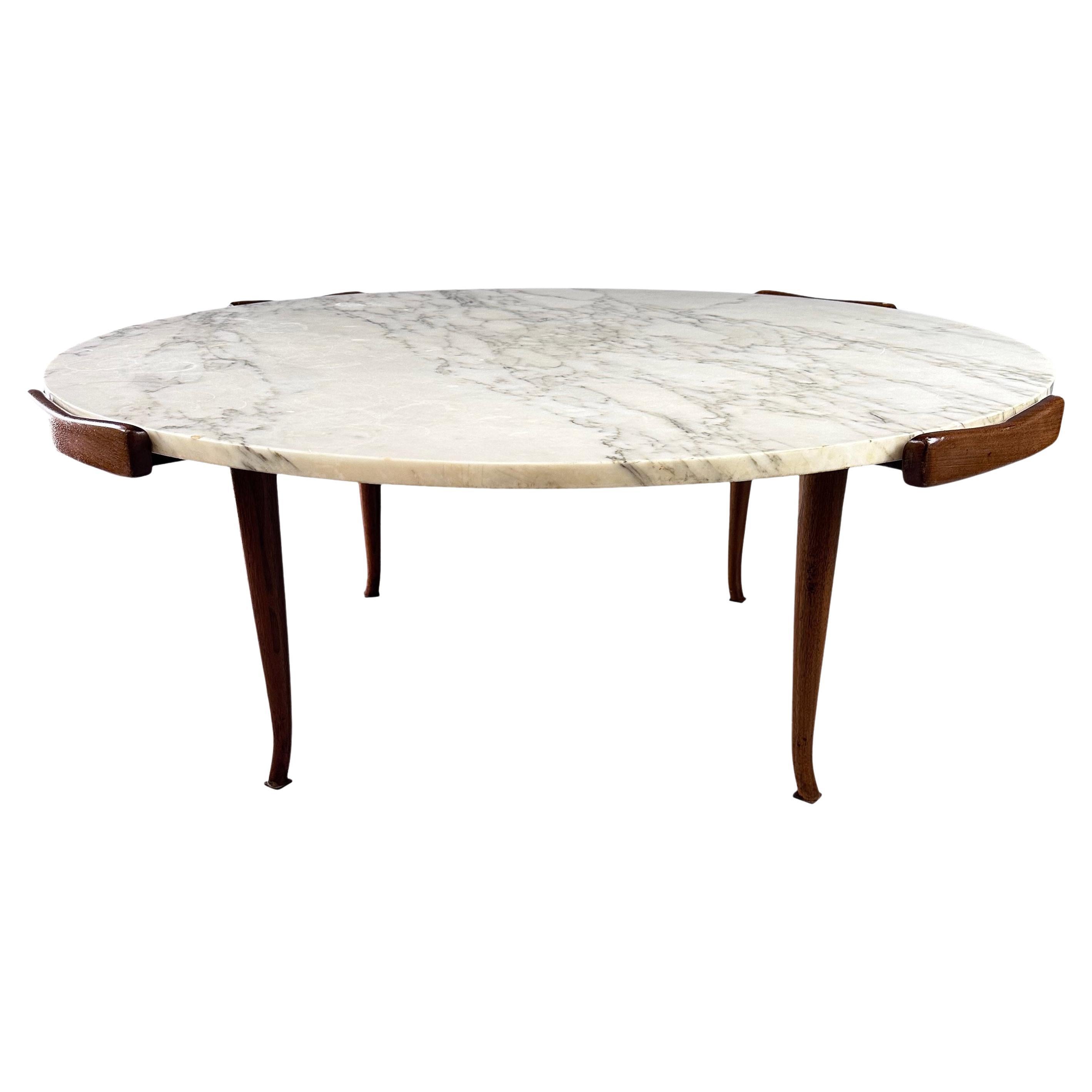 Table basse Erno Fabry en marbre de Carrare et base en noyer avec pieds curvilignes