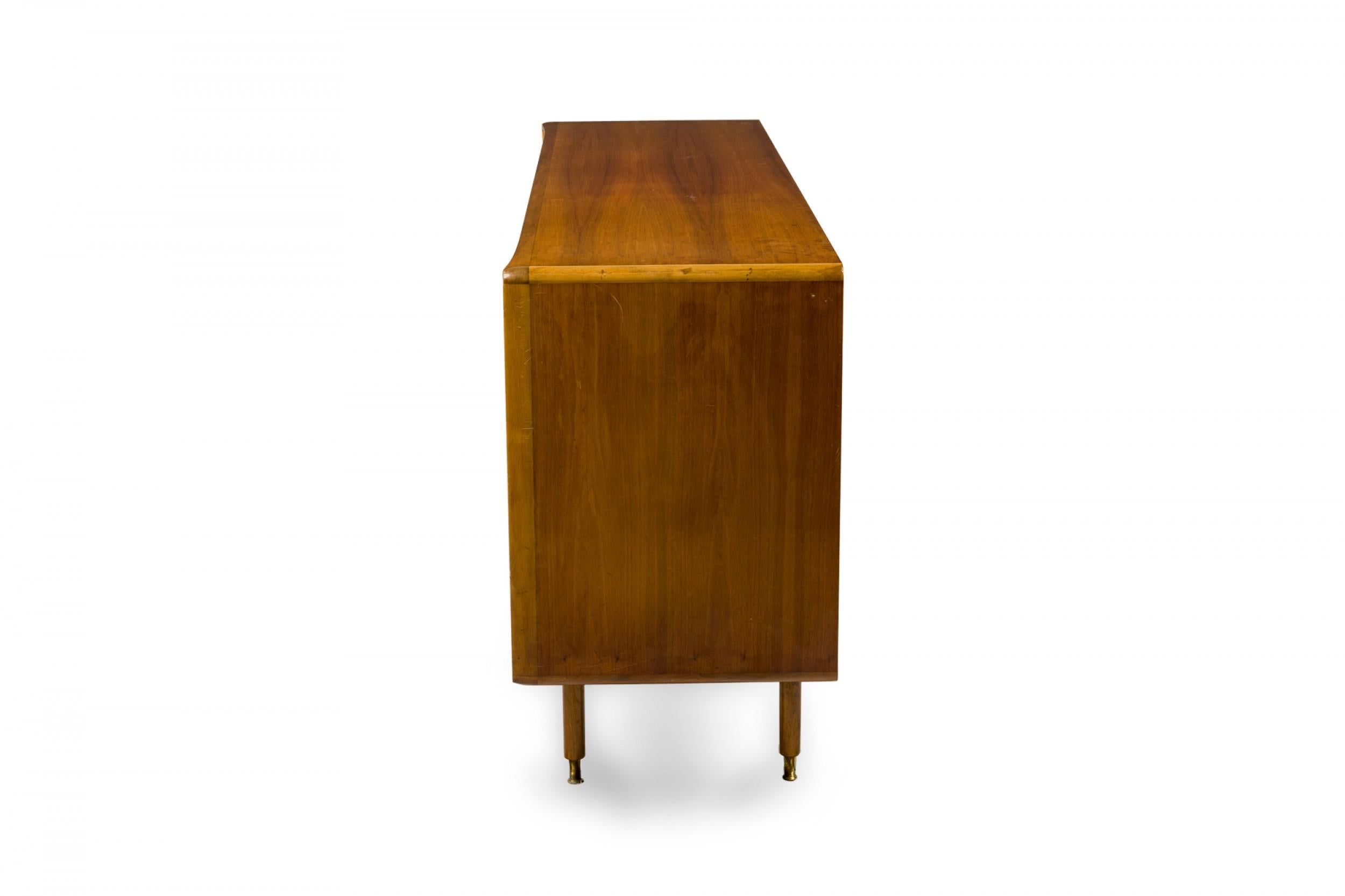 Mid-Century Modern Erno Fabry pour Fabry Associates Meuble serveur en noyer du milieu du siècle en vente