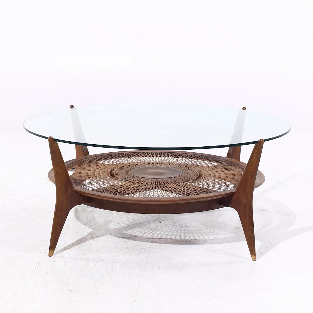 Erno Fabry Mid Century Couchtisch aus Nussbaum und Rohr

Dieser Couchtisch misst: 41,25 breit x 41,25 tief x 17,5 Zoll hoch

Alle Möbelstücke sind in einem so genannten restaurierten Vintage-Zustand zu haben. Das bedeutet, dass das Stück beim Kauf