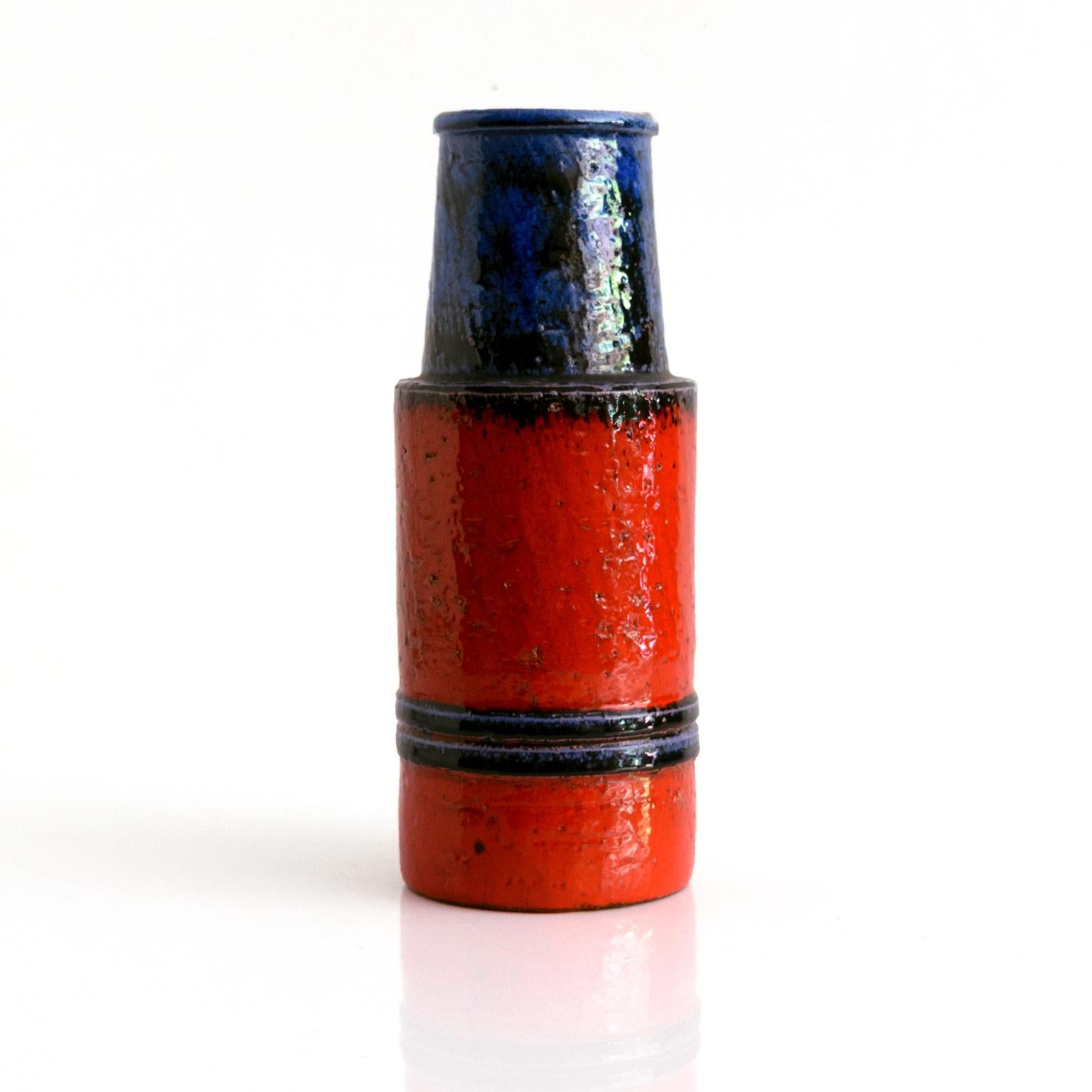 A stepped Scandinavian Modern Ernst Faxe ceramic vase in red and blue glazes. Made in Denmark circa 1960’s. 

Measures: Height: 9”. diameter: 3”.