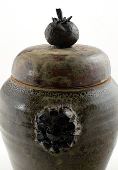 Pot avec tomate « Cover Jar w/ Tomato »:: grès et bronze signé par Ernst Gramatzki