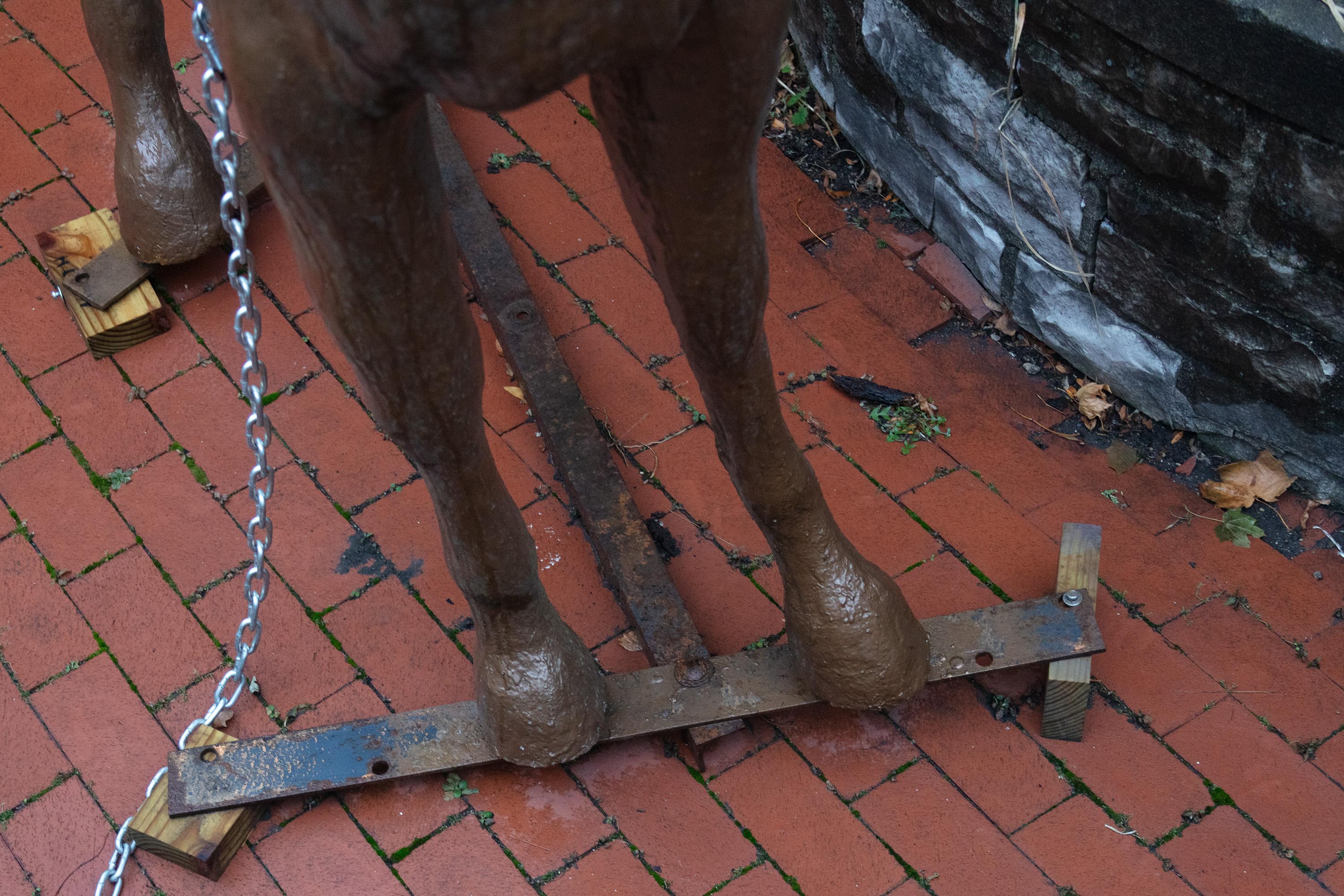 Eine lebensgroße Fiberglasskulptur eines Pferdes. Diese spezielle Pferderasse, der die Skulptur nachempfunden ist, heißt Quarter Horse. Viele Besucher unserer Galerie müssen zweimal hinschauen, wenn sie diese Pferde in unserem Innenhof mitten in der