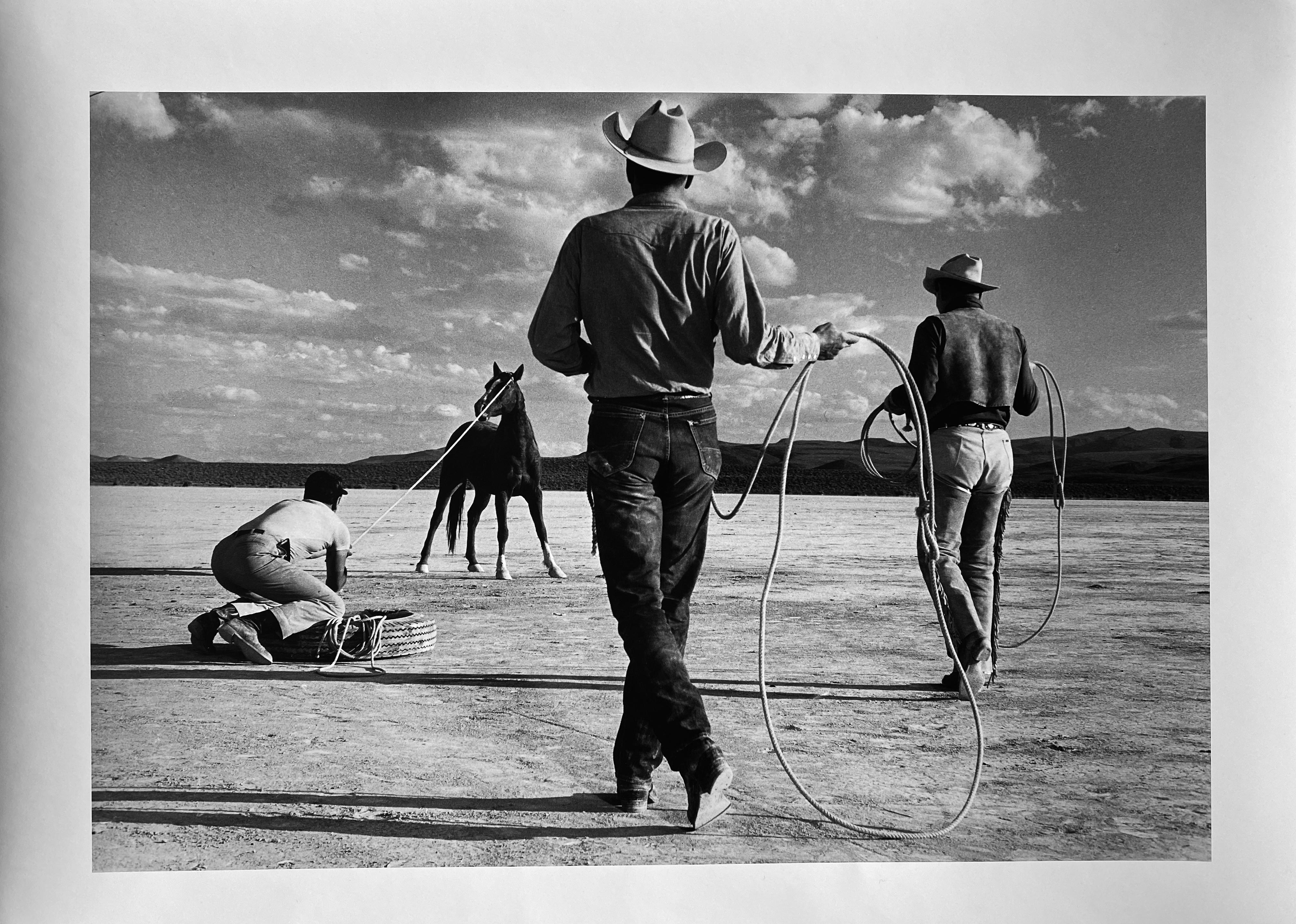 Cowboys, Nevada EE.UU. por el Maestro de la Fotografía del Siglo XX - Black and White Photograph Gris de Ernst Haas