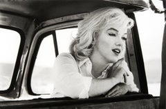 Marilyn Monroe dans la voiture regardant vers l'avenir