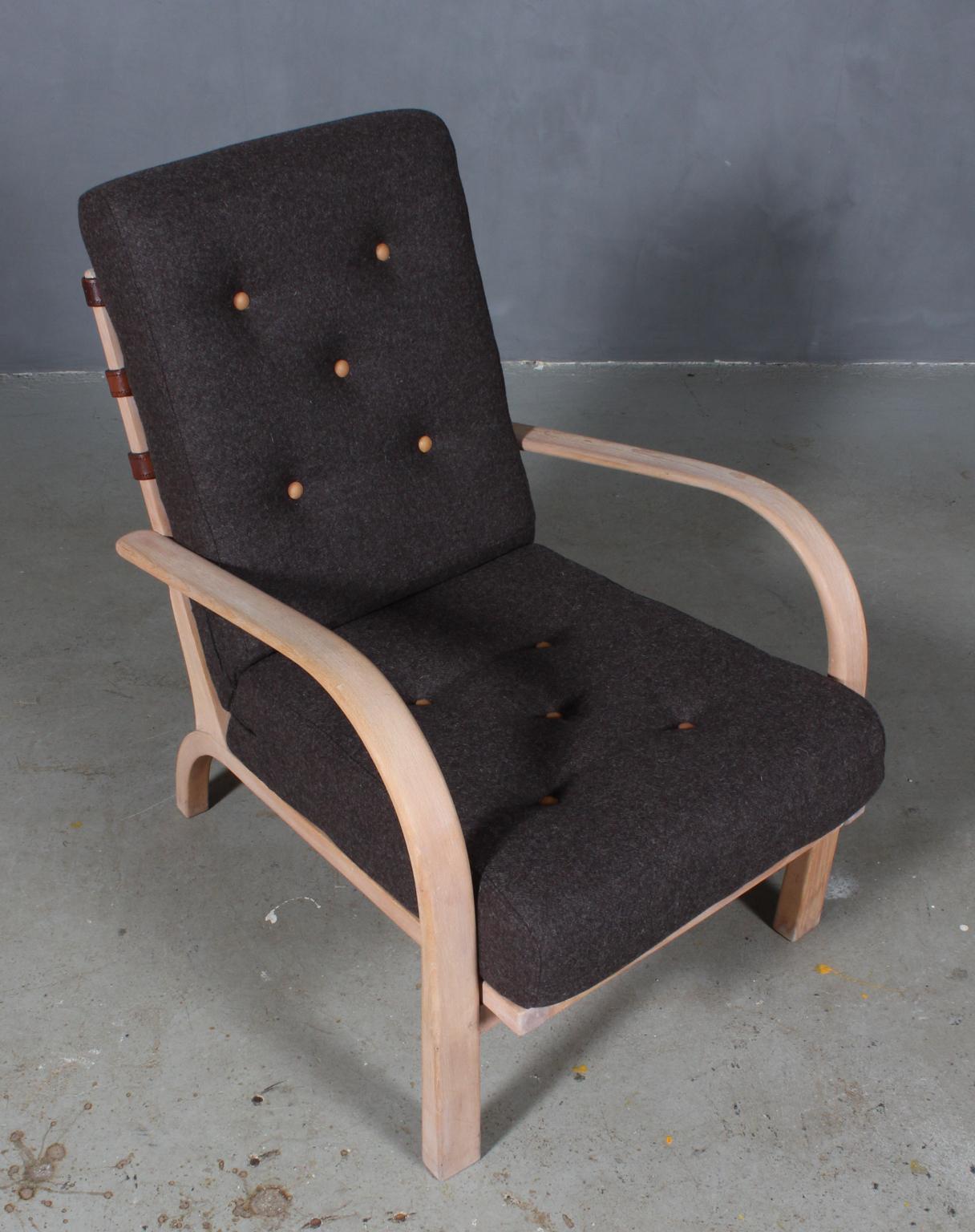 Ernst Heilmann Sevaldsen for Fritz Hansen lounge chair with frame of beech.

New upholstered with 100 % New Zealand Divina wool and vintage aniline leather.

Original leather straps in the back.

Made by Fritz Hansen in the 1930s.