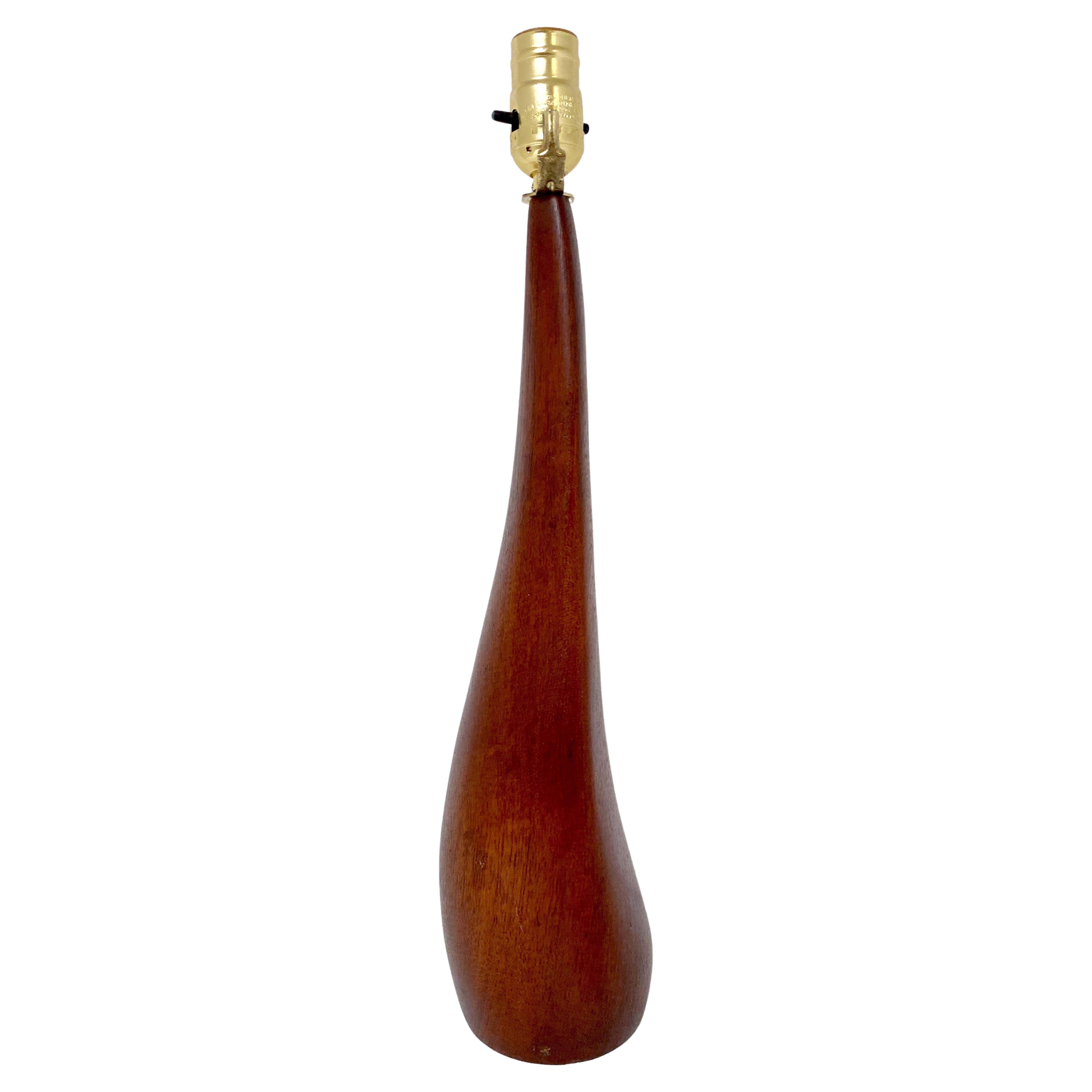 Ernst Henriksen, Lampada biomorfa in teak intagliato