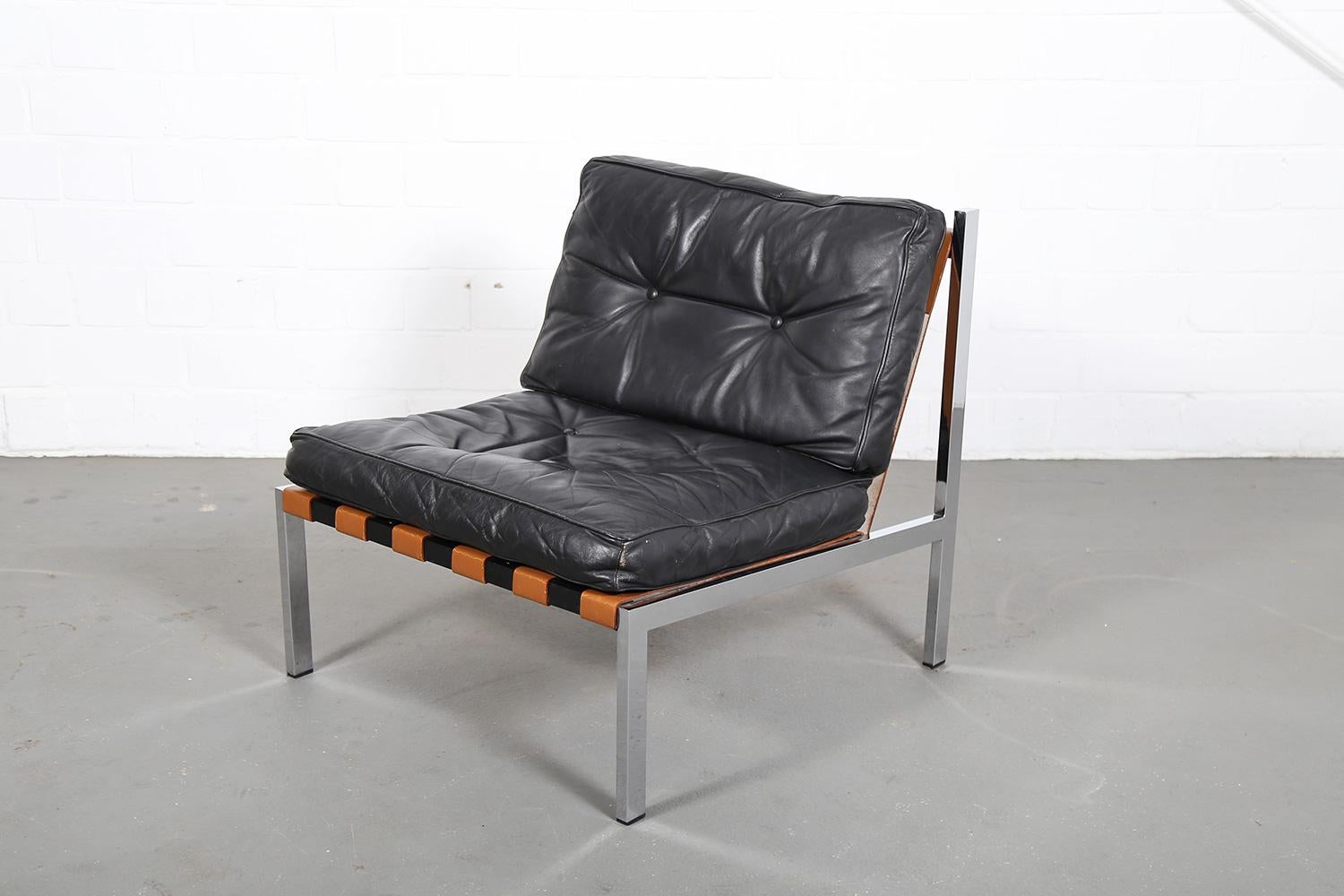 Barcelona armchair designed by Prof. Ernst Josef Althoff in the 1960s. Ernst Josef Althoff was friends with Mies van der Rohe and his design of this armchair shows that both also go well together in terms of taste. The black leather cushions lie