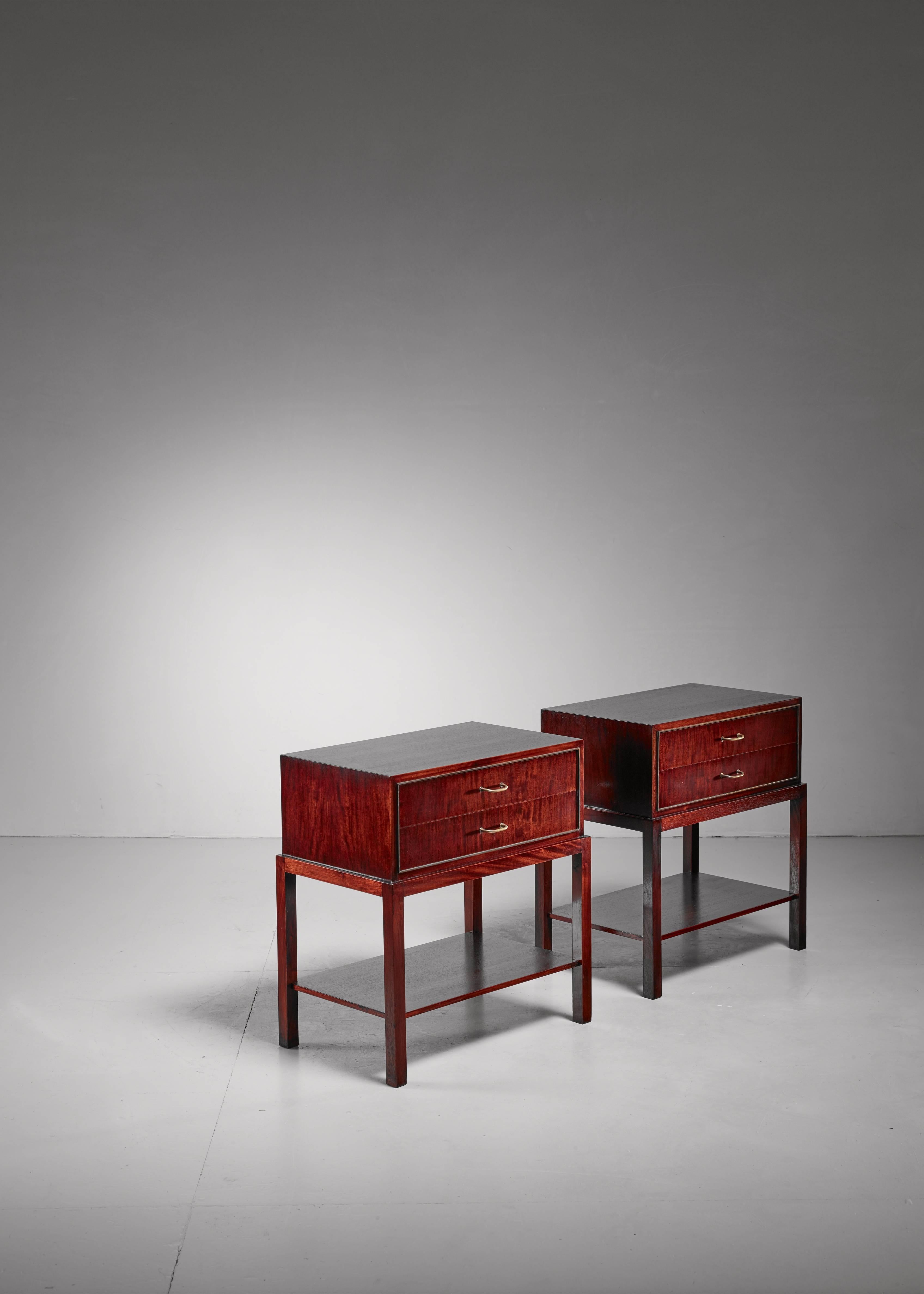A pair of mahogany nightstands, attributed to Danish architect and designer Ernst Kühn (1890 - 1948) for Lysberg Hansen and Terp. The tables have a shelf and two drawers in a brass profile.

Labeled by Lysberg Hansen and Terp and in an excellent