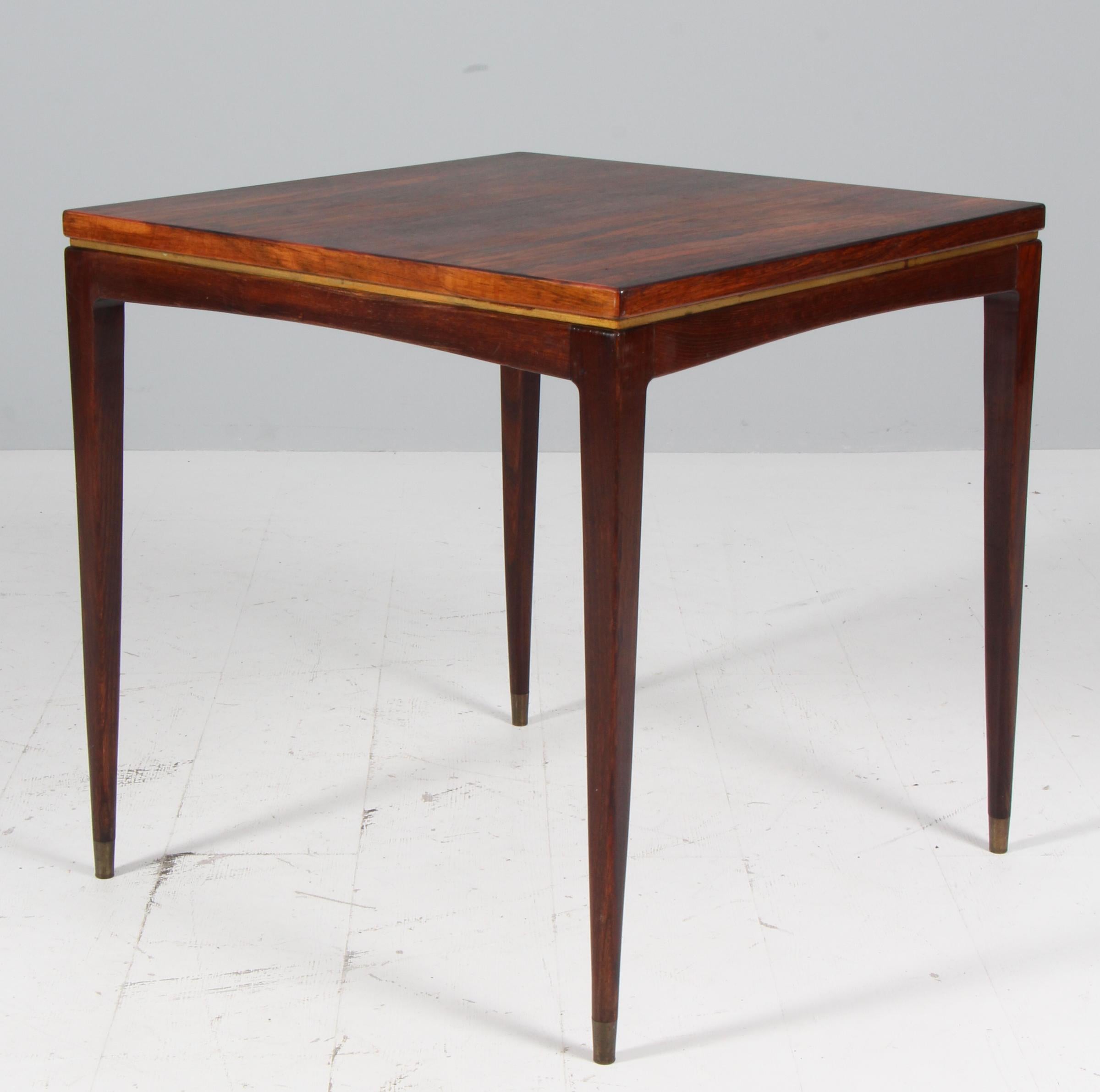 Table d'appoint Ernst Kühn en bois de rose. Détail de couleur or.

Fabriqué par Normina. 

