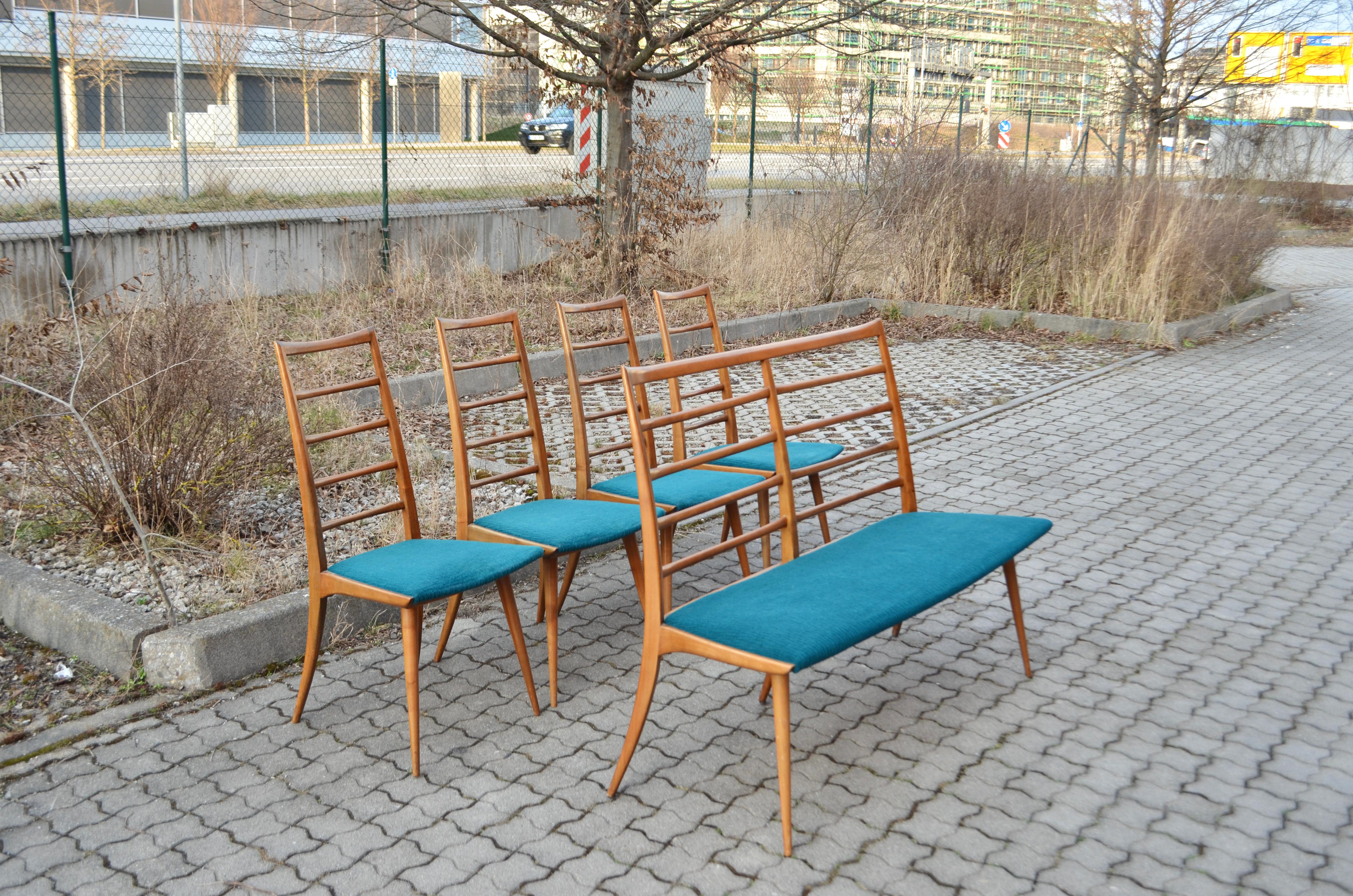 Questo mobile da pranzo è stato progettato da Ernst Martin Dettinger nel 1956.
Ha un design scultoreo e con tutti i suoi dettagli è un capolavoro.
Ha uno schienale ben curvato e il design e il materiale del legno sono spinti al massimo.
Prodotto