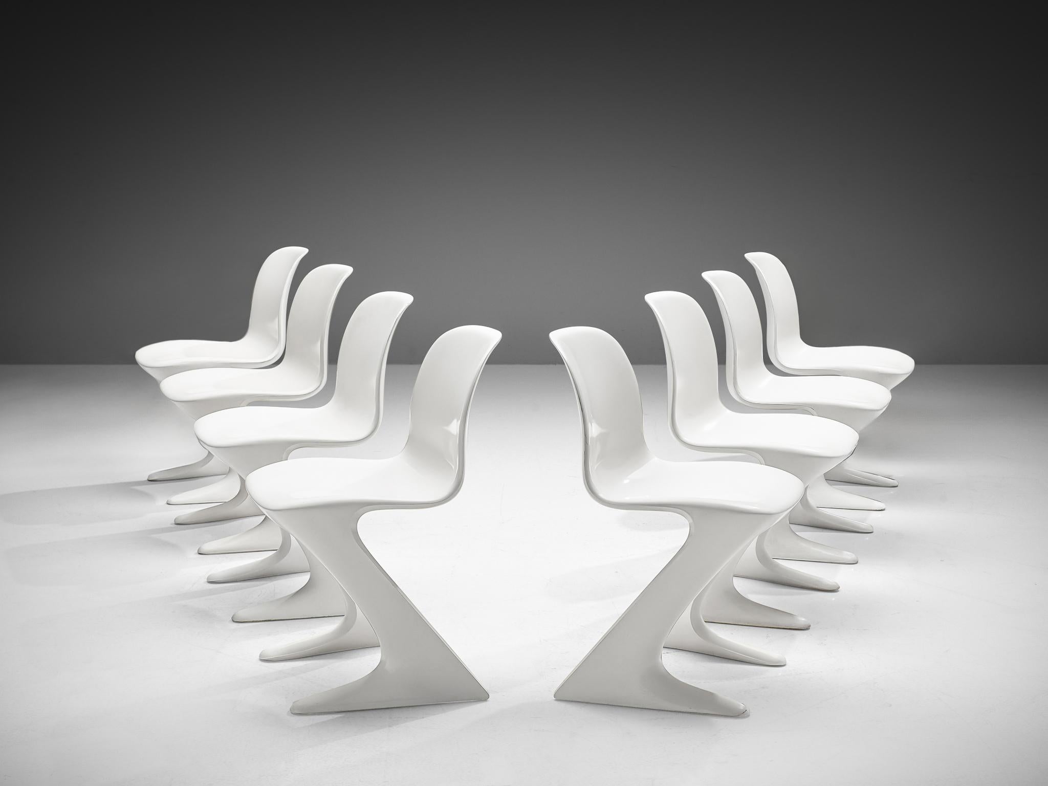 Ernst Moeckl per Trabant, set di otto sedie 'Z', fibra di vetro, Germania, 1968

Questo set di sedie Kangaroo è stato progettato da Ernst Moeckl nel 1968. La sedia è chiamata anche Z-chair, in riferimento alla sua forma. Durante il periodo della