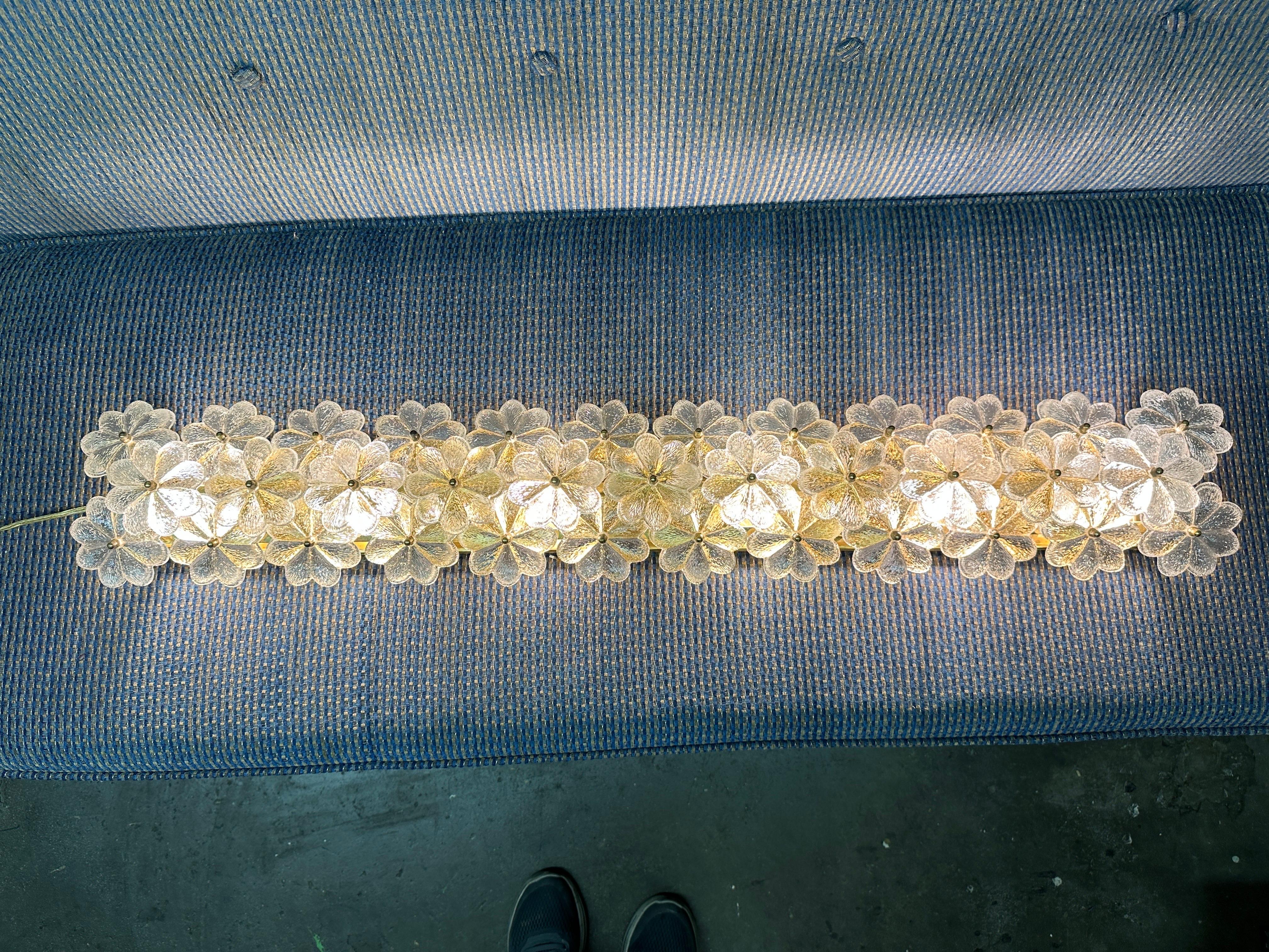 Très longue applique murale en verre floral et laiton d'Ernst Palme fabriquée dans les années 1960 en Allemagne de l'Ouest. Elle nécessite six ampoules à culot E14 d'une puissance maximale de 40 watts.
Montré avec la version plus courte de 27