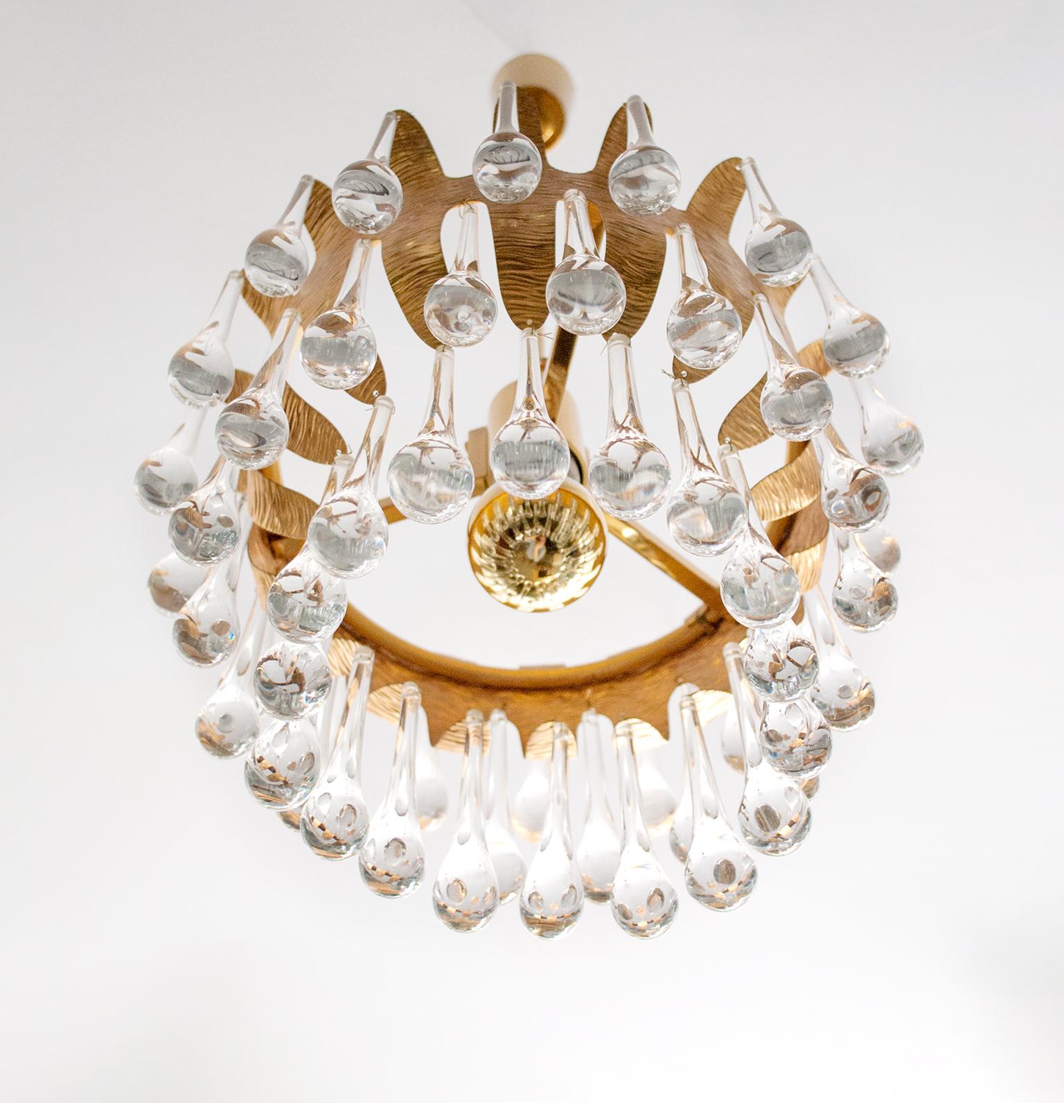 Doré Lustre du milieu du siècle en métal plaqué or et cristal Ernst Palme pour Palwa en vente