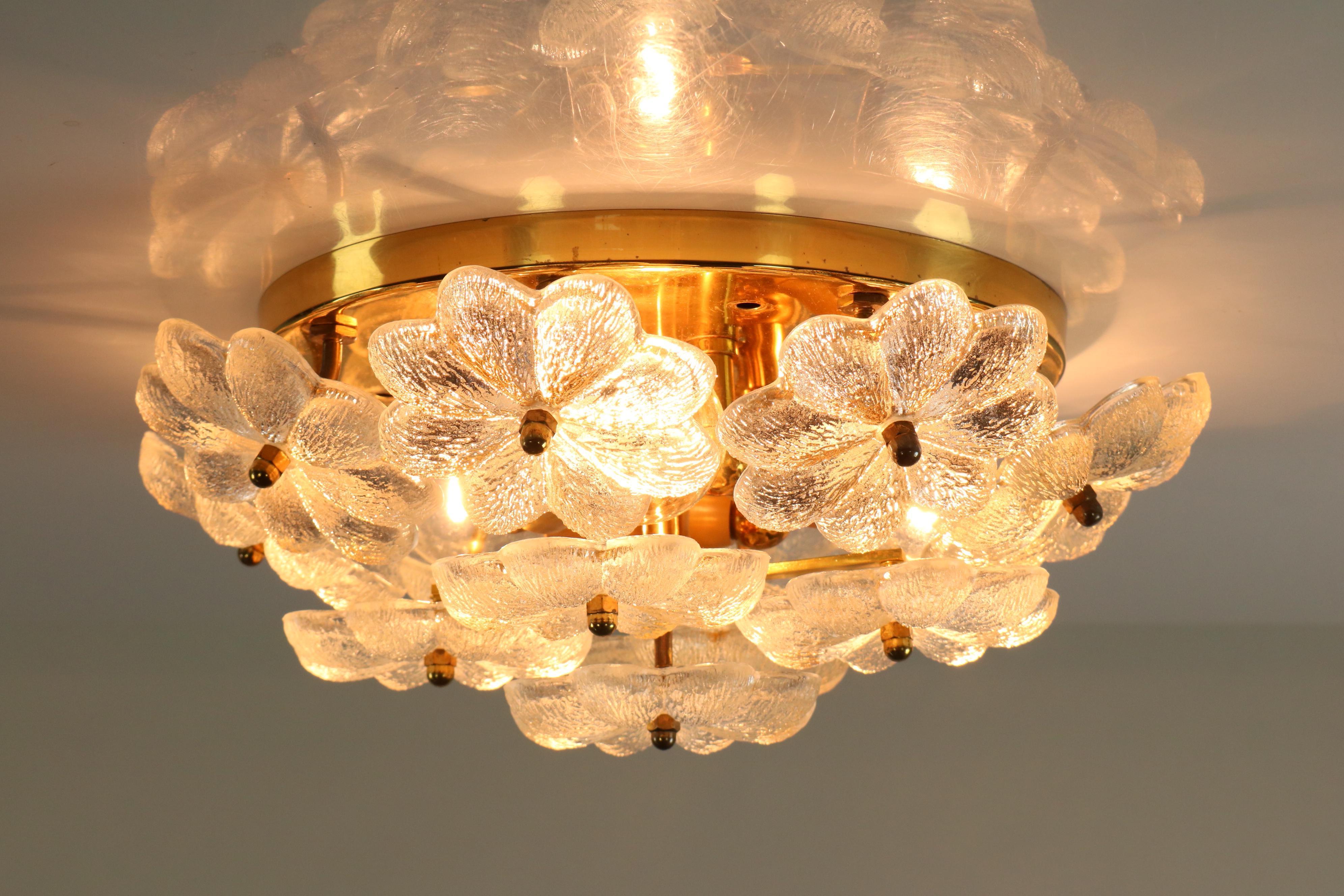 1960s flush mount made of 13 glass blossoms and a brass mounting
the condition is very fine
you can find some more Palme Lamps in my offers
this is a midi size lamp with a diameter of 12''
the glass parts are without any chip or crack
you need