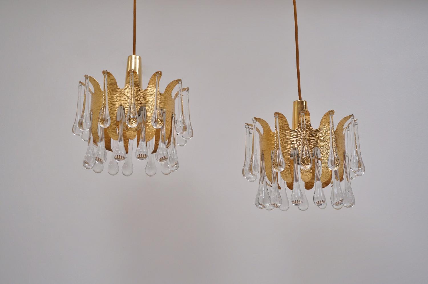 Ernst Palme pair pendants for Palwa, gilt brass and crystal, 1960s, German

Both lights have been thoroughly cleaned respecting the vintage patina. Newly rewired and earthed with gold silk cable, in full working order and ready to install. Light