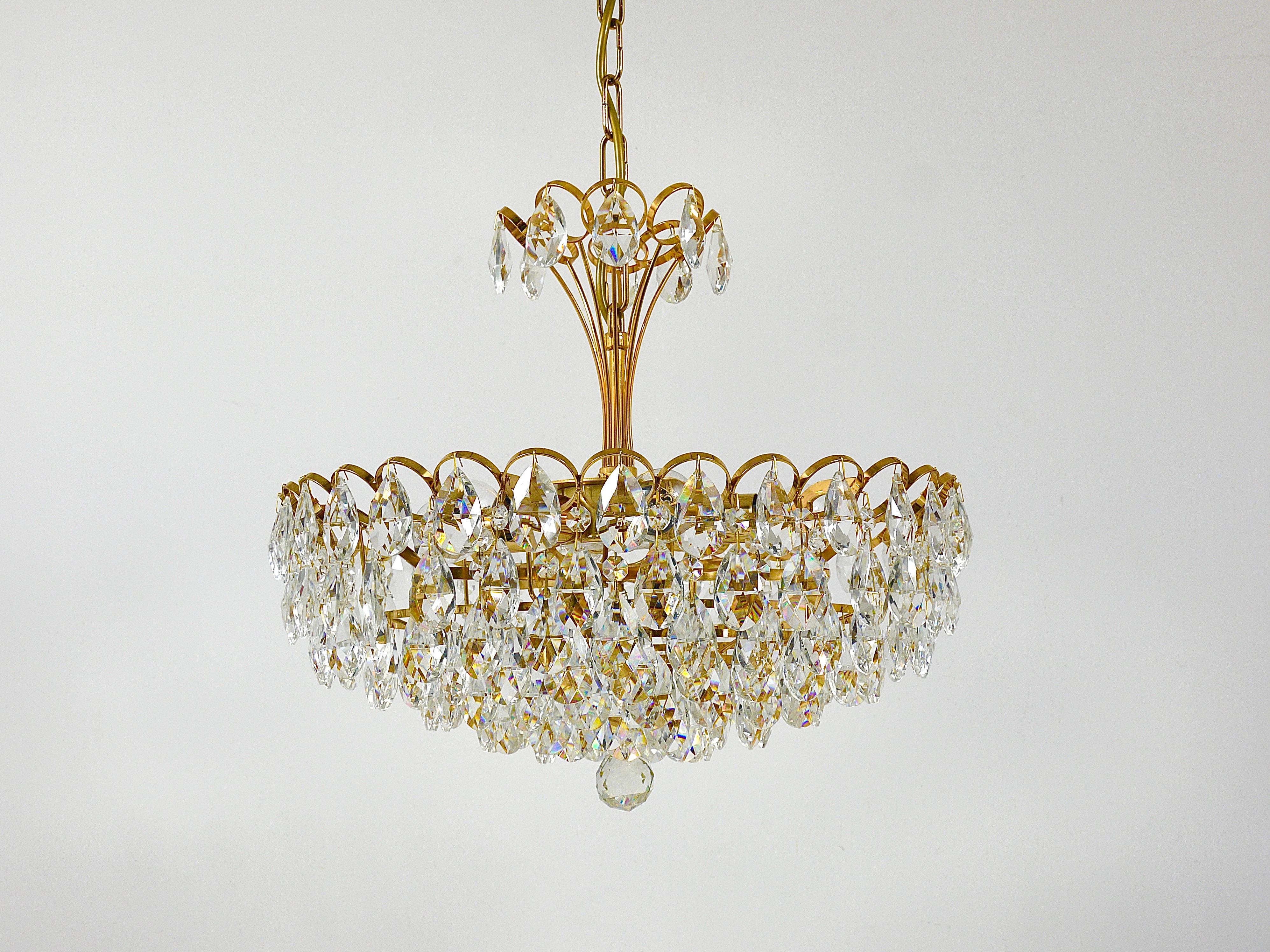 Lampadario in ottone dorato e cristalli di Ernst Palme Palwa Hollywood Regency, anni '70 in vendita 3