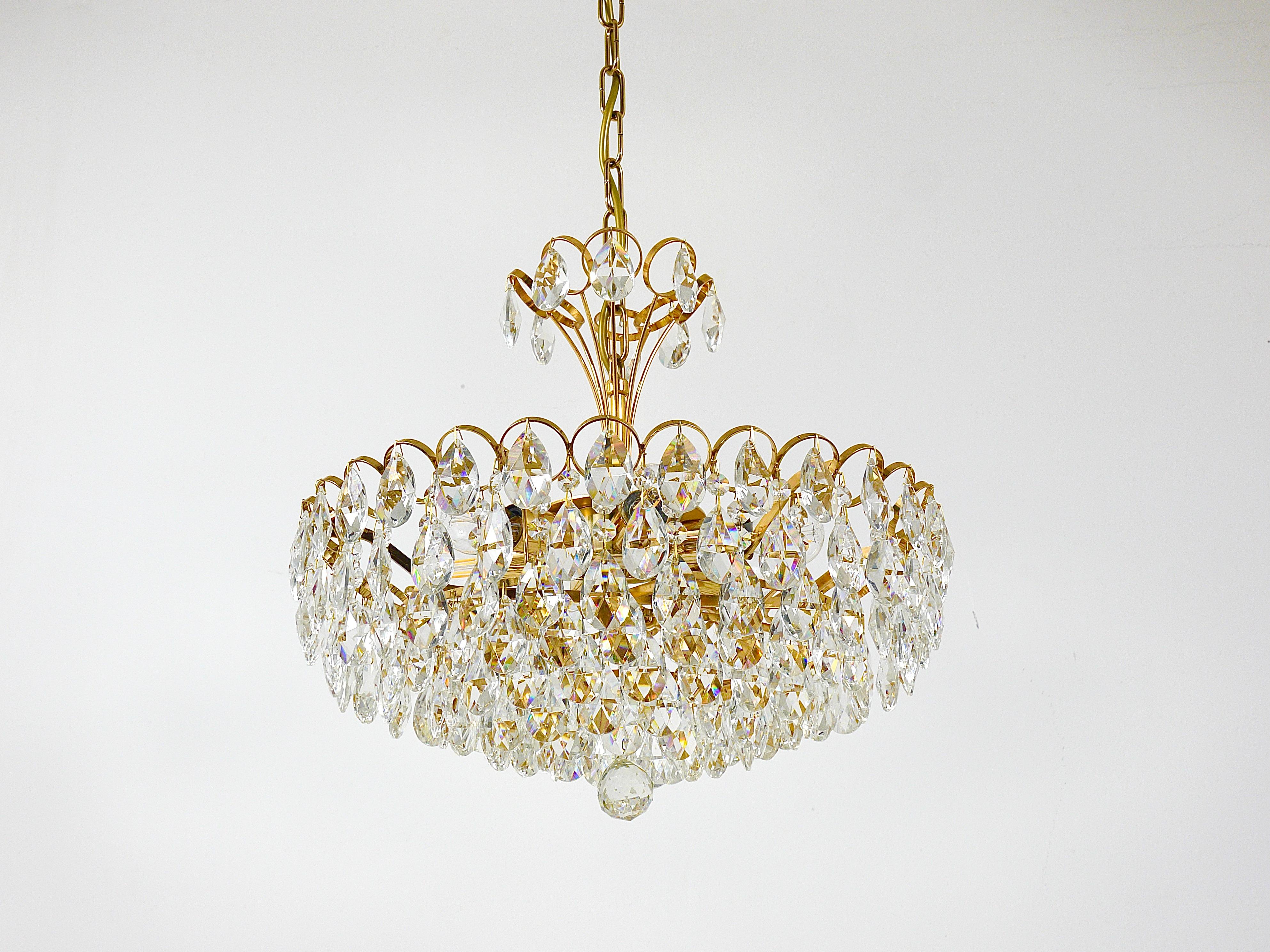Lampadario in ottone dorato e cristalli di Ernst Palme Palwa Hollywood Regency, anni '70 in vendita 4