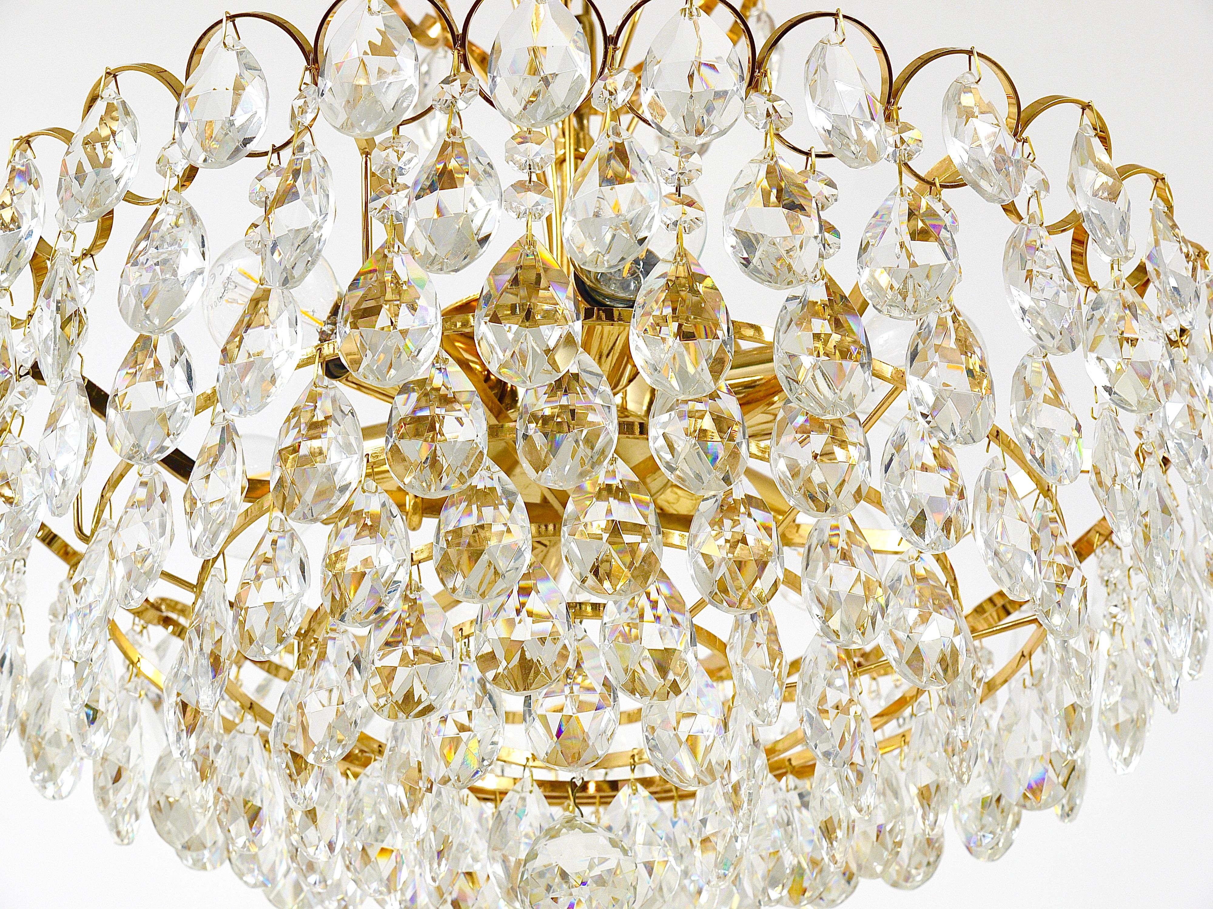 Lampadario in ottone dorato e cristalli di Ernst Palme Palwa Hollywood Regency, anni '70 in vendita 5