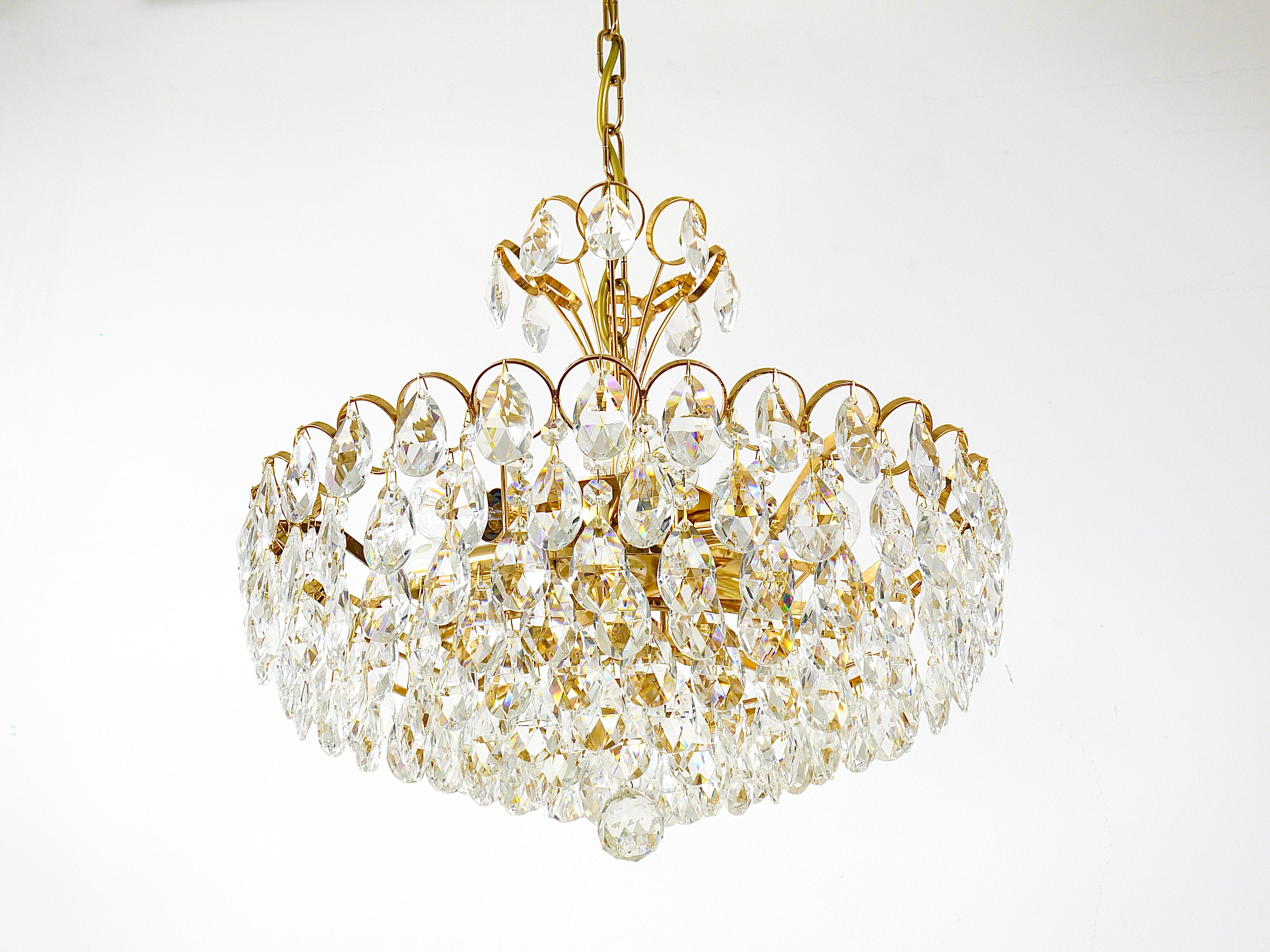 Lampadario in ottone dorato e cristalli di Ernst Palme Palwa Hollywood Regency, anni '70 in vendita 6