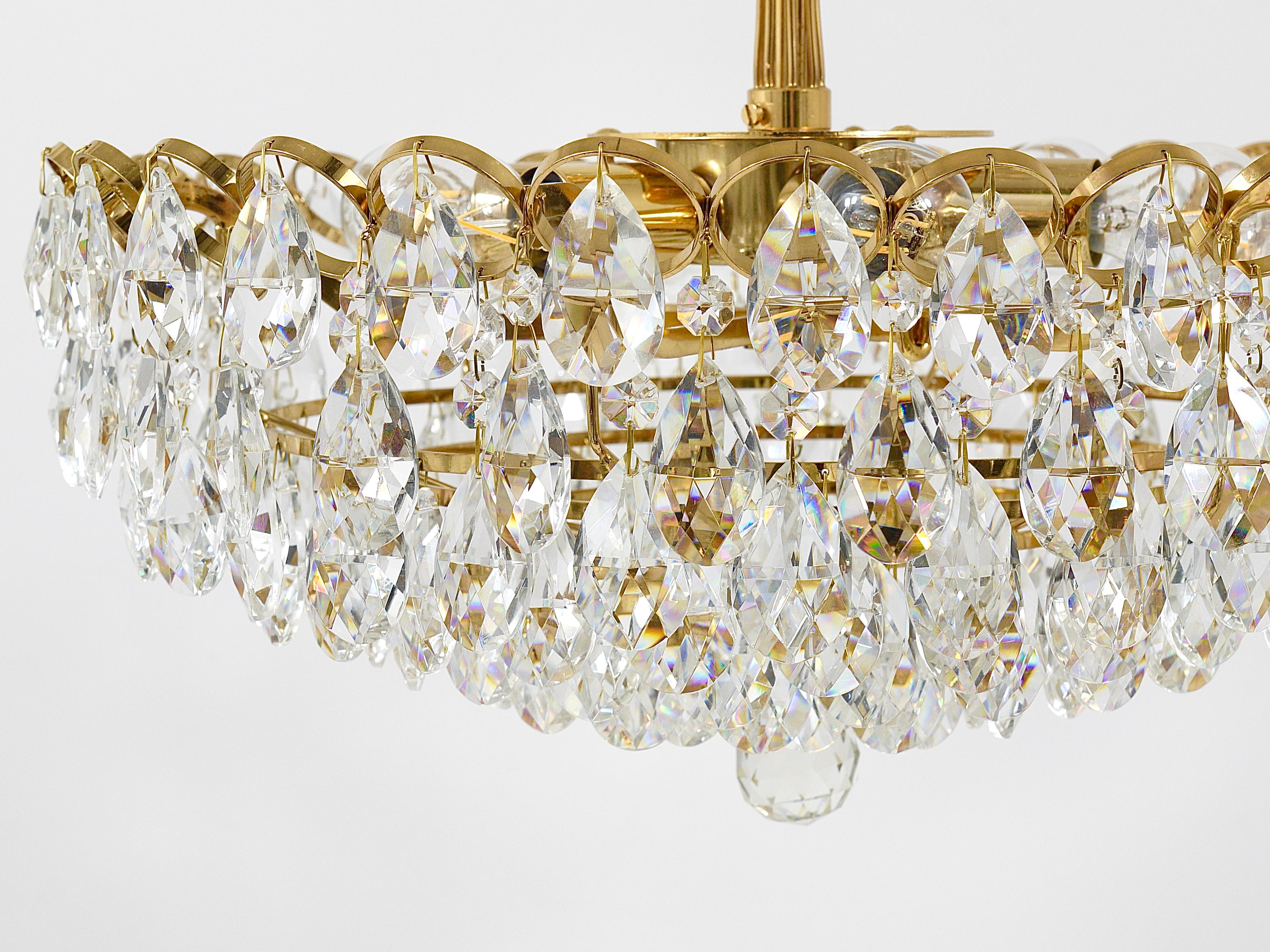 Lampadario in ottone dorato e cristalli di Ernst Palme Palwa Hollywood Regency, anni '70 in vendita 7