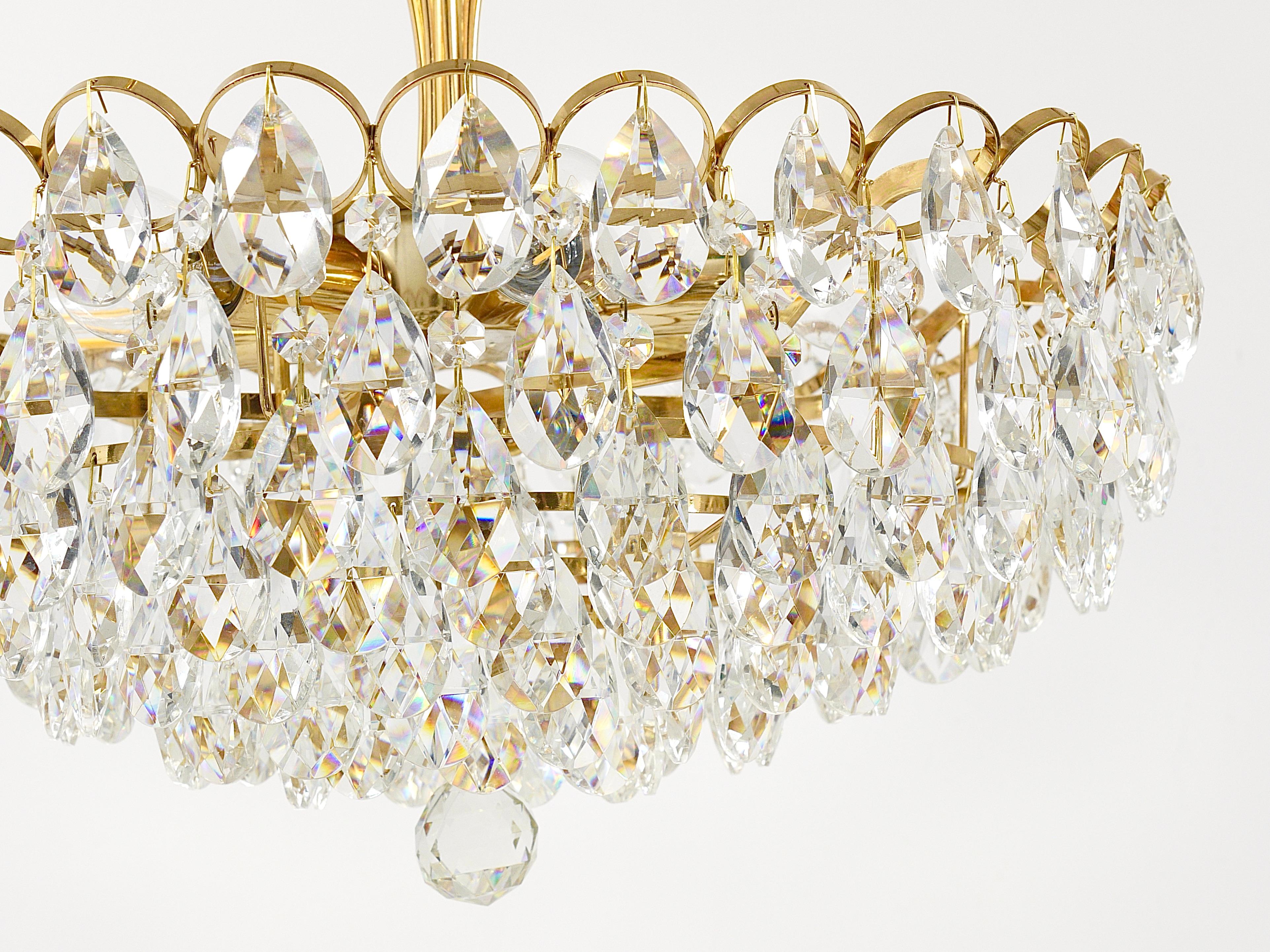 Lampadario in ottone dorato e cristalli di Ernst Palme Palwa Hollywood Regency, anni '70 in vendita 8
