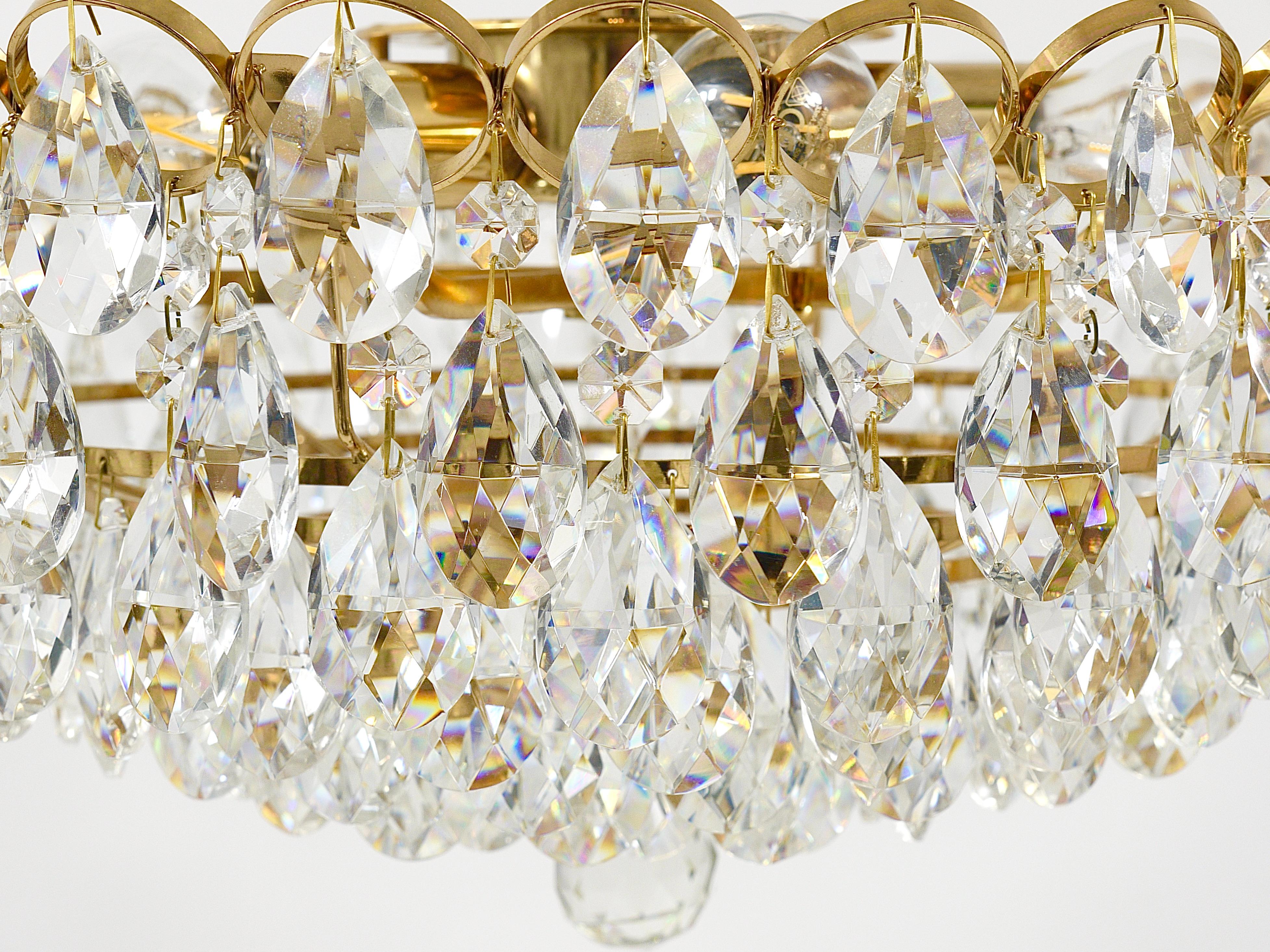Lampadario in ottone dorato e cristalli di Ernst Palme Palwa Hollywood Regency, anni '70 in vendita 9