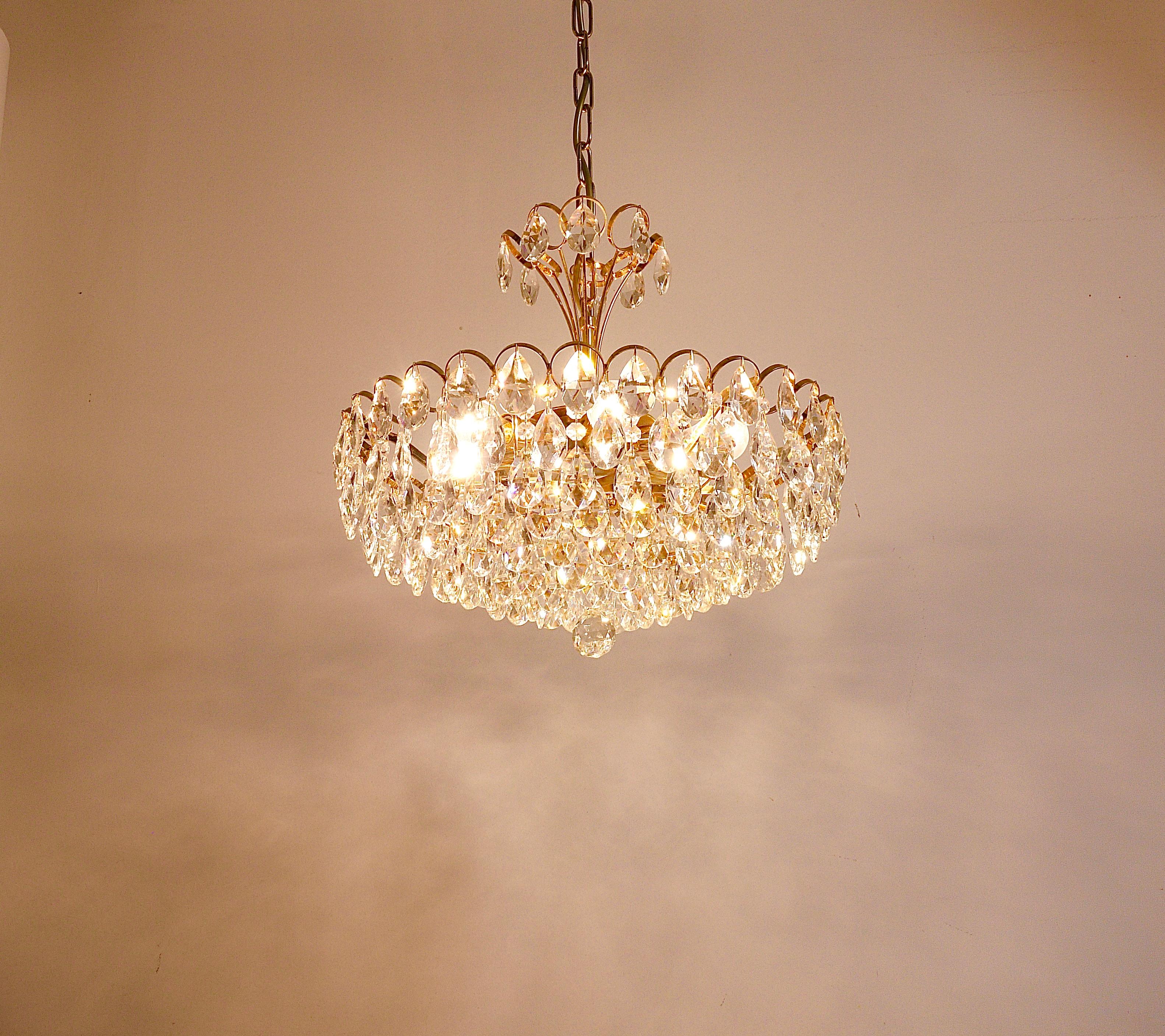Lampadario in ottone dorato e cristalli di Ernst Palme Palwa Hollywood Regency, anni '70 in vendita 11