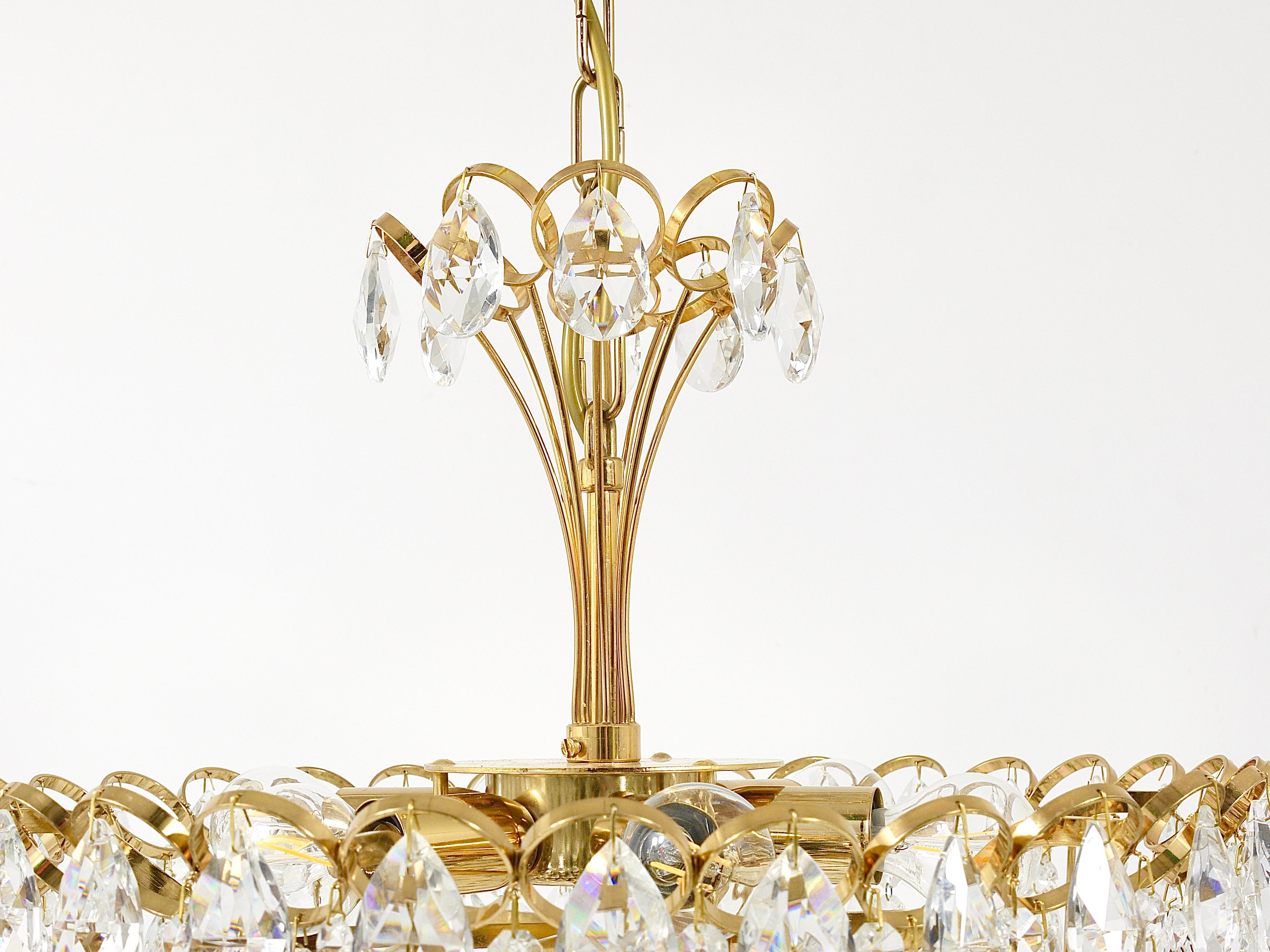 Lampadario in ottone dorato e cristalli di Ernst Palme Palwa Hollywood Regency, anni '70 in vendita 12