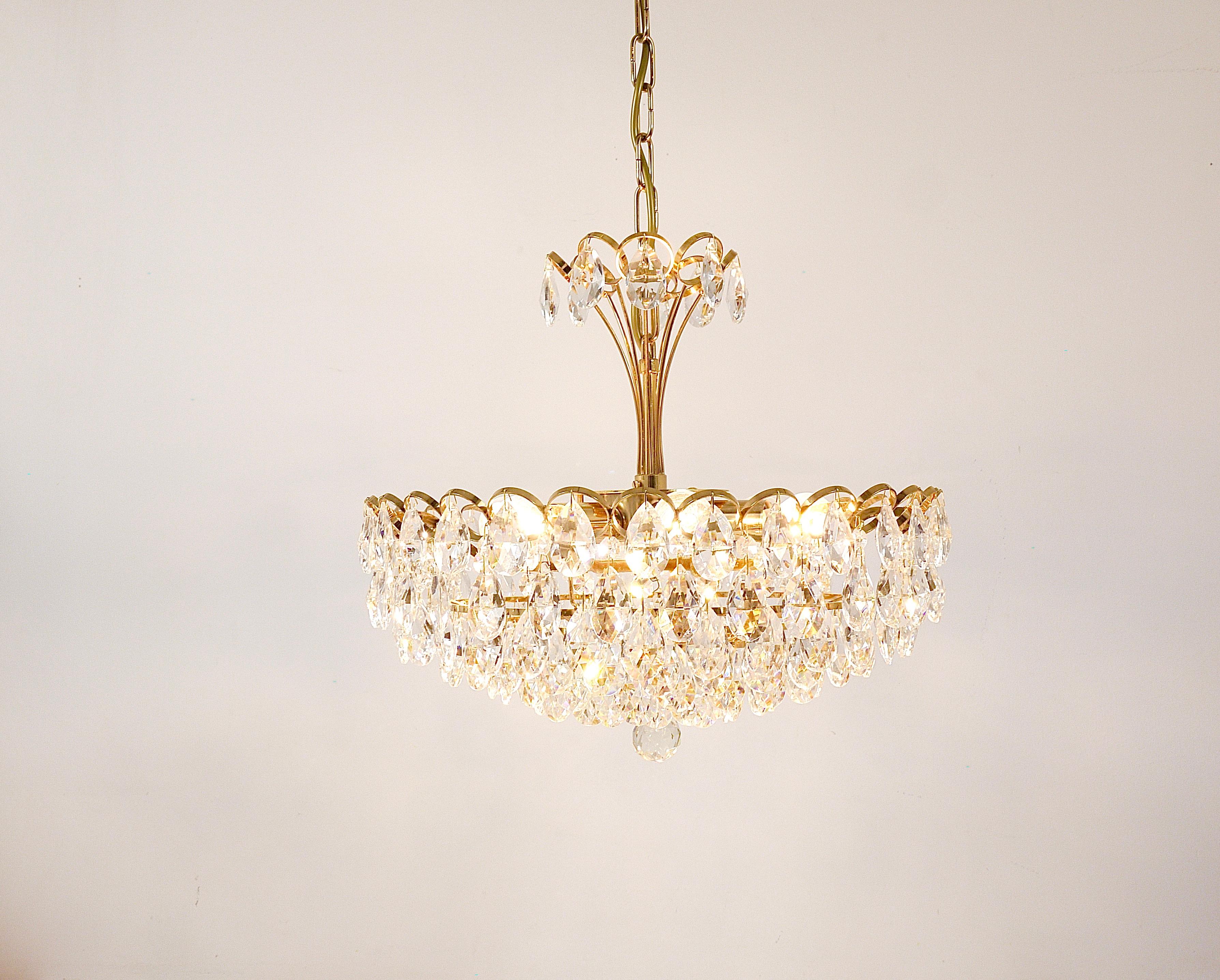 Uno splendido lampadario Hollywood Regency degli anni '70 realizzato a mano dal designer Ernst Palme e prodotto da Palwa (Palme & Walter) in Germania. Realizzato in ottone placcato oro e ornato da 6 livelli di cristalli di vetro sfaccettati e