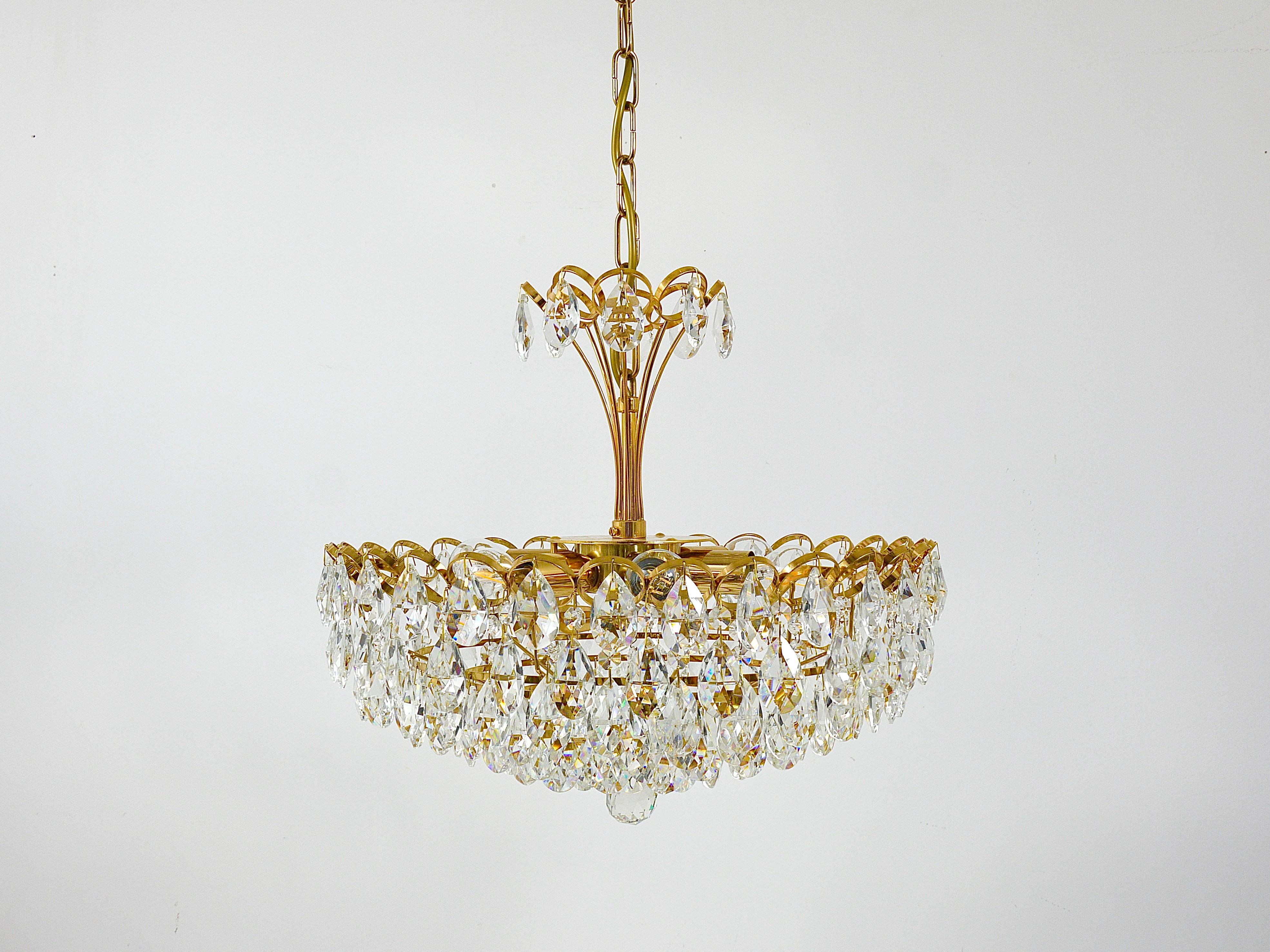 Tedesco Lampadario in ottone dorato e cristalli di Ernst Palme Palwa Hollywood Regency, anni '70 in vendita