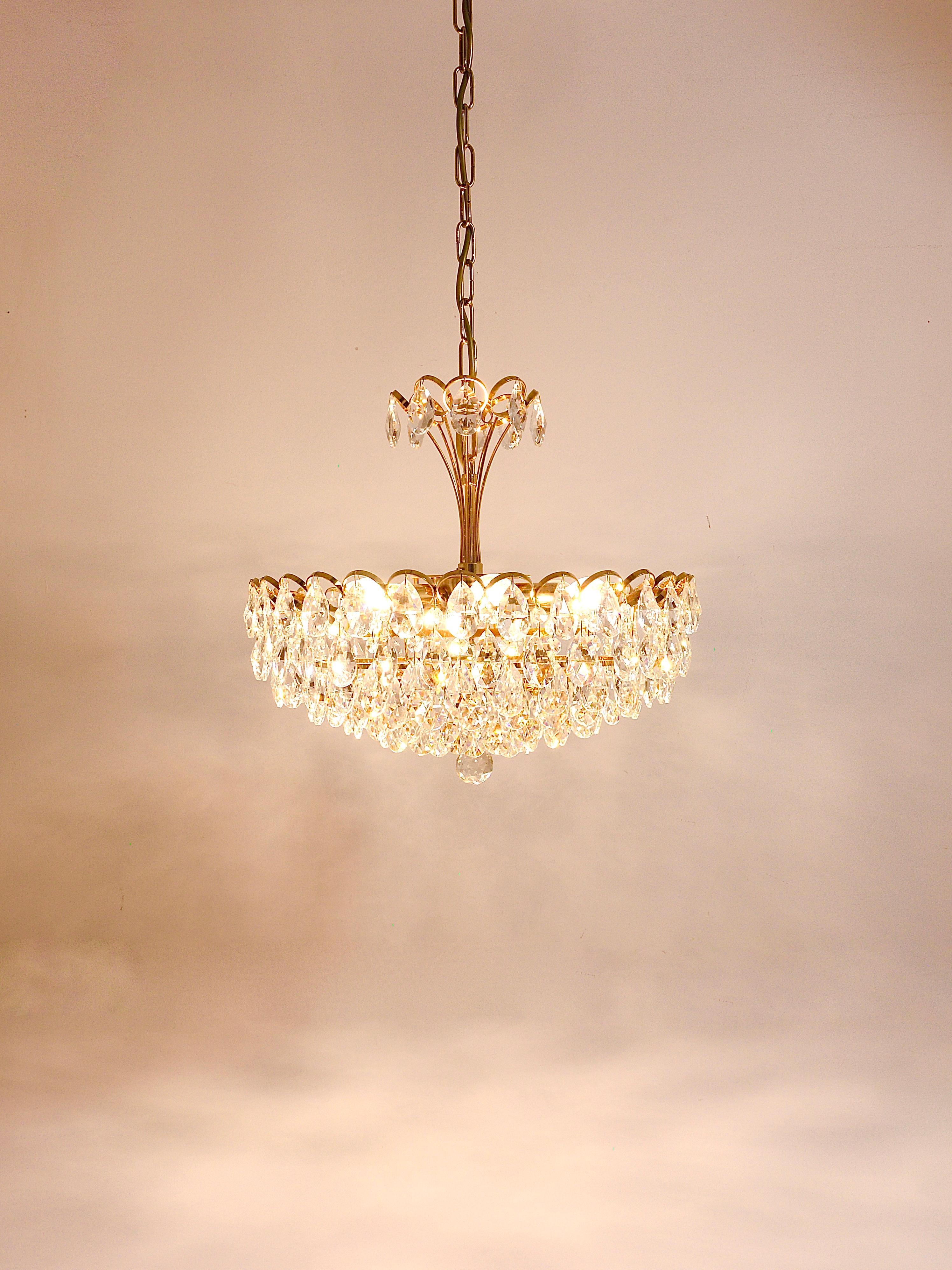 Sfaccettato Lampadario in ottone dorato e cristalli di Ernst Palme Palwa Hollywood Regency, anni '70 in vendita