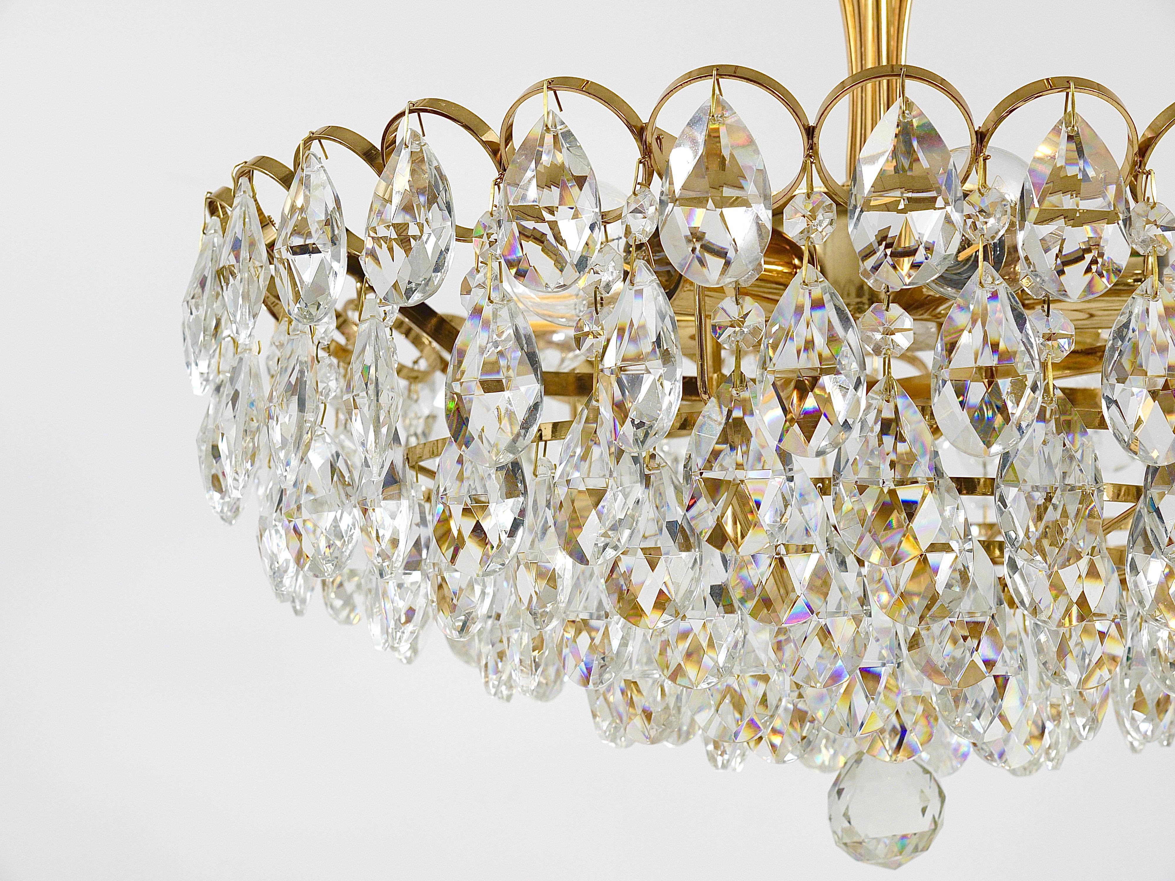Lampadario in ottone dorato e cristalli di Ernst Palme Palwa Hollywood Regency, anni '70 In condizioni buone in vendita a Vienna, AT