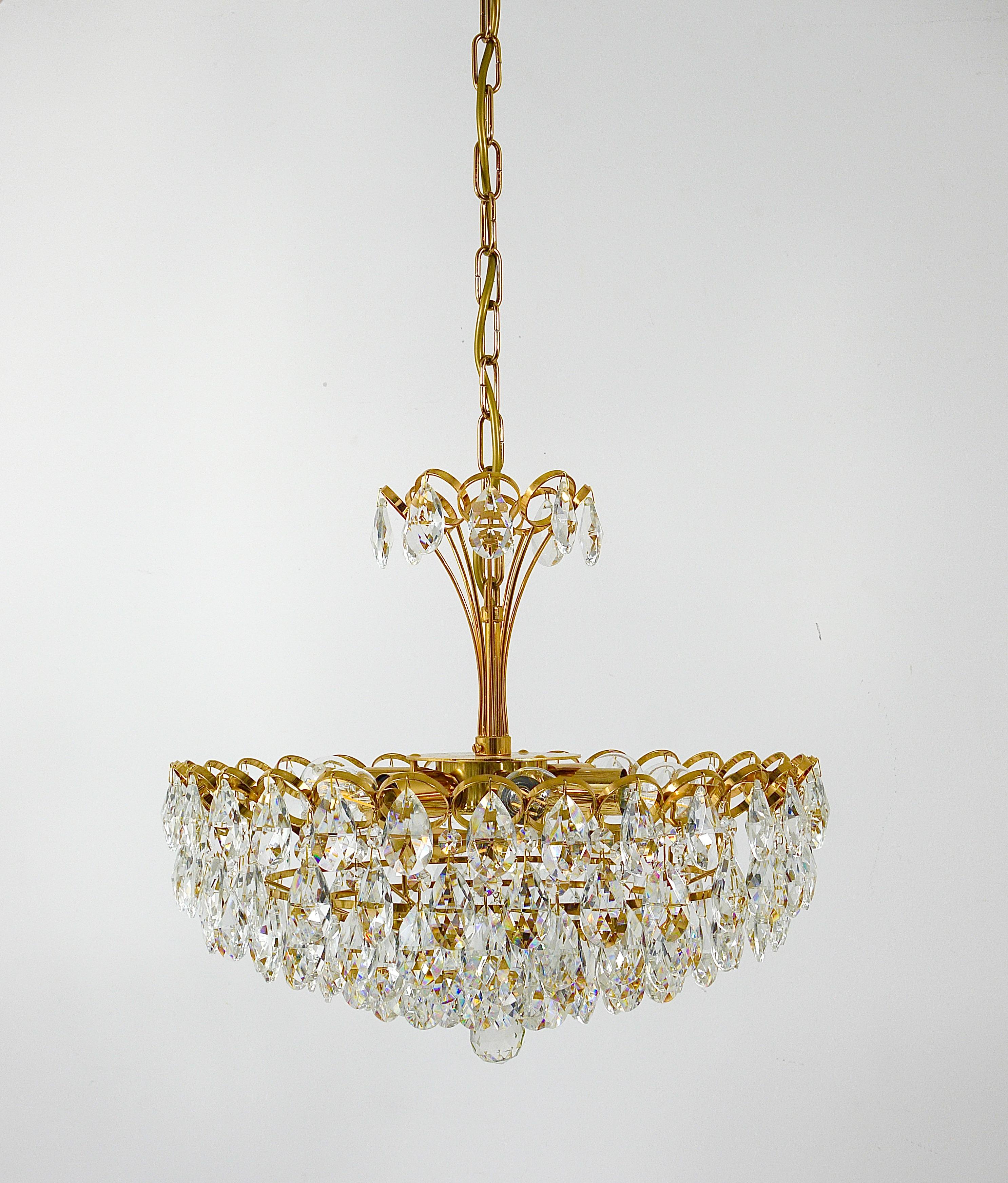 XX secolo Lampadario in ottone dorato e cristalli di Ernst Palme Palwa Hollywood Regency, anni '70 in vendita