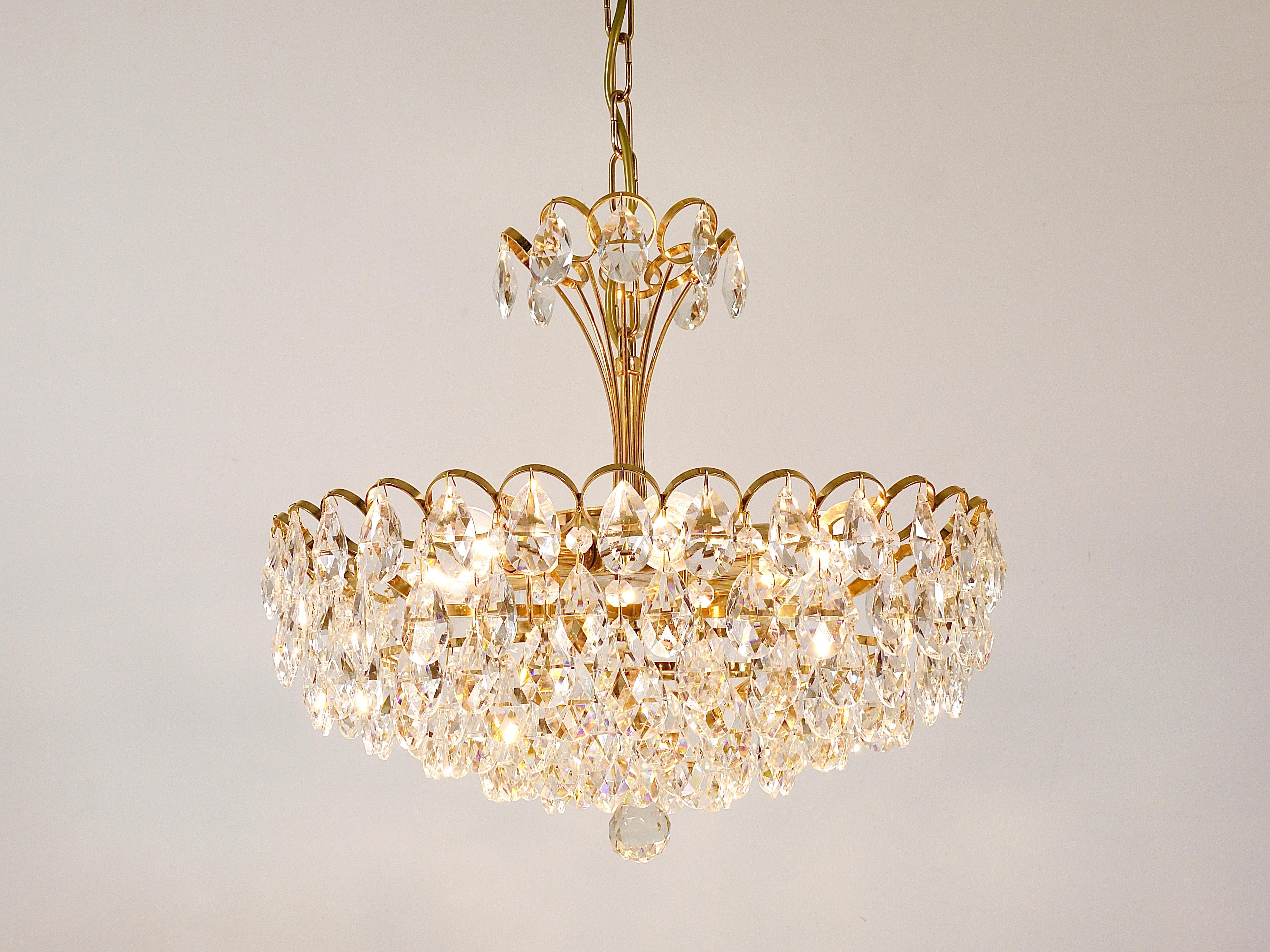 Metallo Lampadario in ottone dorato e cristalli di Ernst Palme Palwa Hollywood Regency, anni '70 in vendita