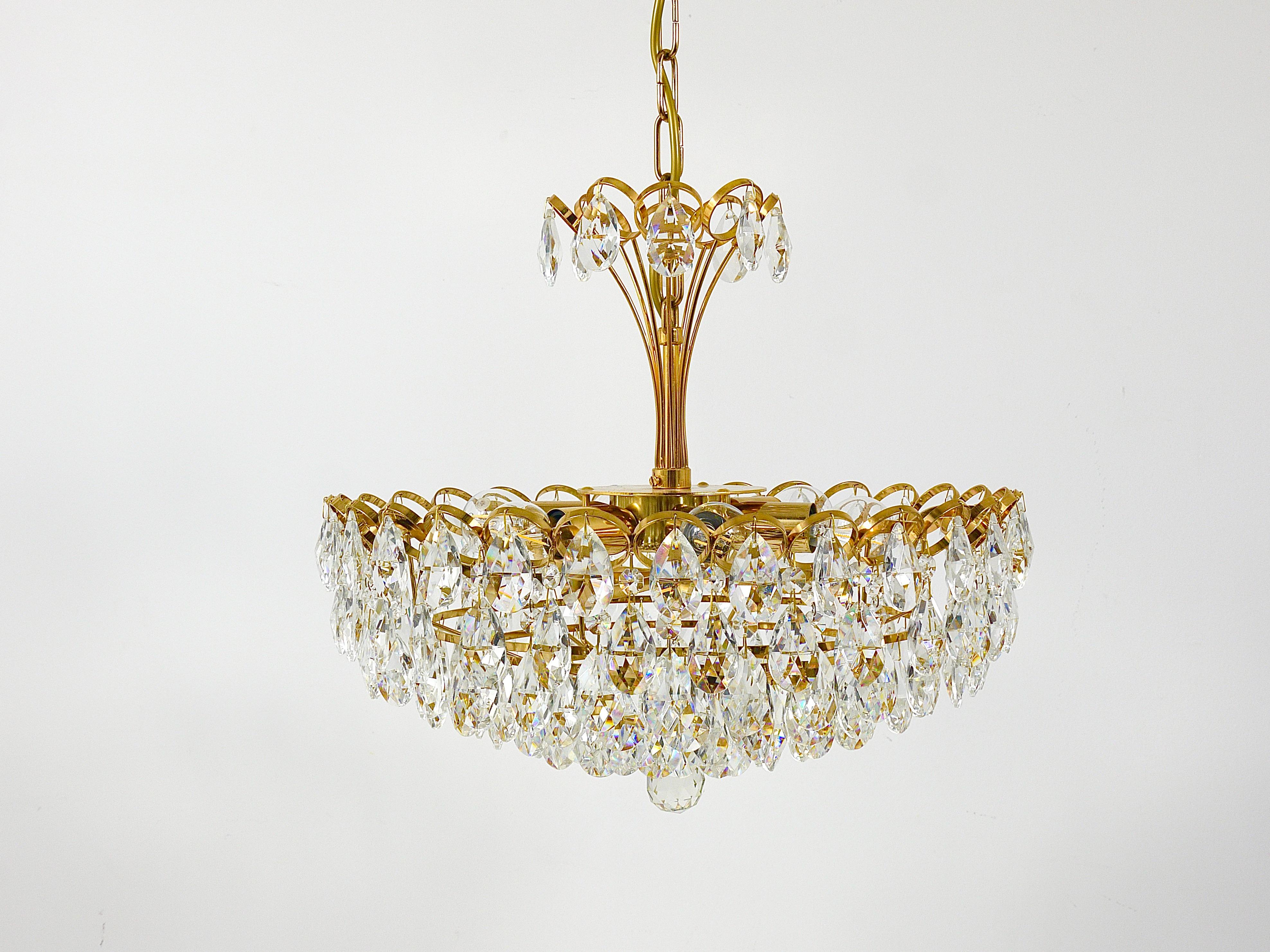 Lampadario in ottone dorato e cristalli di Ernst Palme Palwa Hollywood Regency, anni '70 in vendita 1