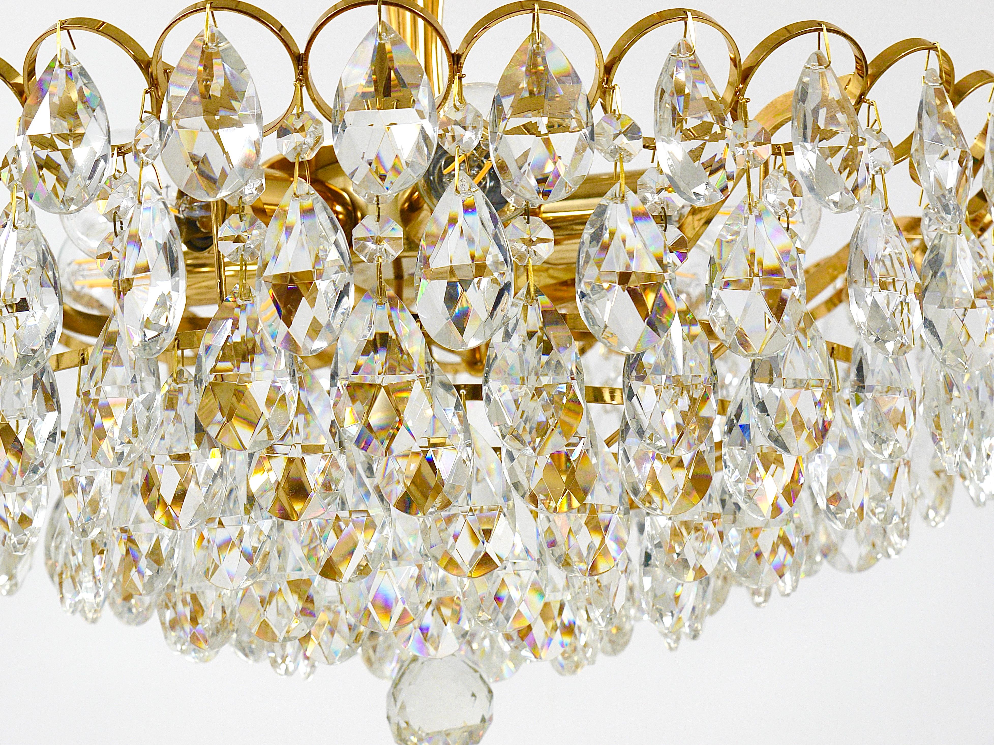 Lampadario in ottone dorato e cristalli di Ernst Palme Palwa Hollywood Regency, anni '70 in vendita 2