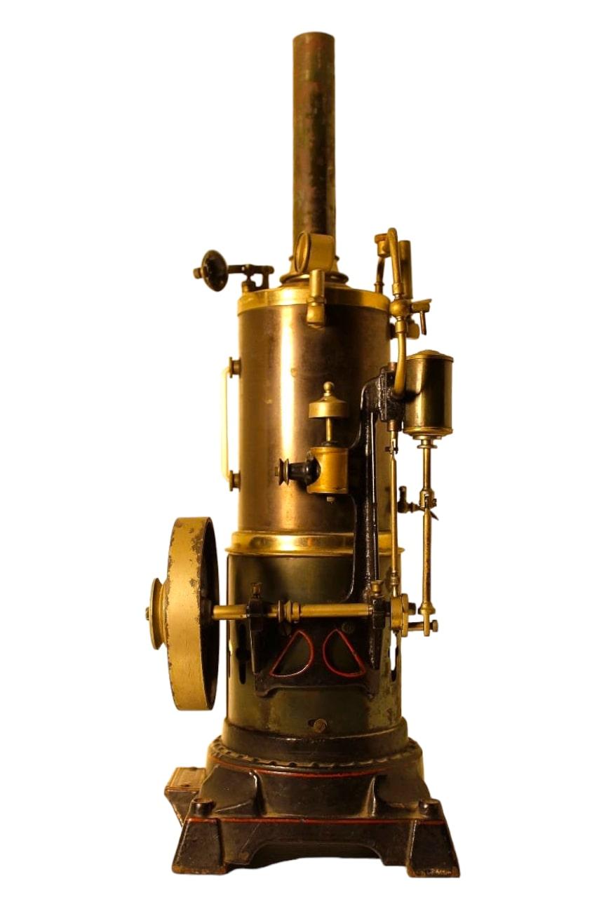 The Ernst Plank steam engine is a fascinating and remarkable piece, especially the Union model with dimensions of 43x14x14 cm. Manufactured by the Ernst Plank brand, this steam engine is a jewel in terms of engineering and historical
