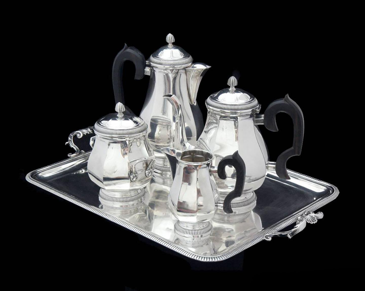 En provenance directe de Paris, un magnifique service à thé original en argent massif 950 de style Art déco français par les orfèvres français 