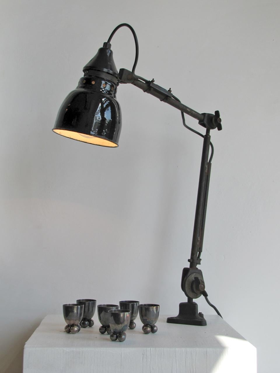 Wunderschöne Arbeitsleuchte von Rademacher, Deutschland, aus den 1930er Jahren, voll verstellbar mit Befestigung an einer Tischplatte oder optional an einem Stahlsockel, eine E26-Fassung, max. Wattleistung 75 W oder LED-Äquivalent, verkabelt nach