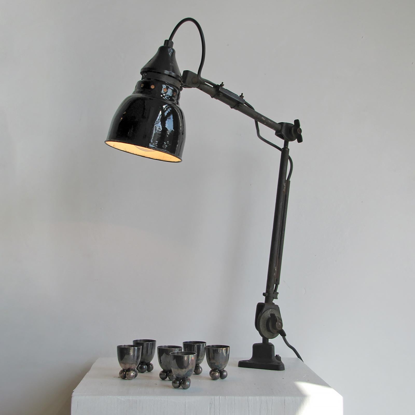 Splendida lampada da tavolo articolata degli anni '30 di Rademacher, Germania, completamente regolabile con fissaggio al piano del tavolo o facoltativamente a una base d'acciaio, un attacco E26, potenza massima 75w o equivalente LED, cablata per gli