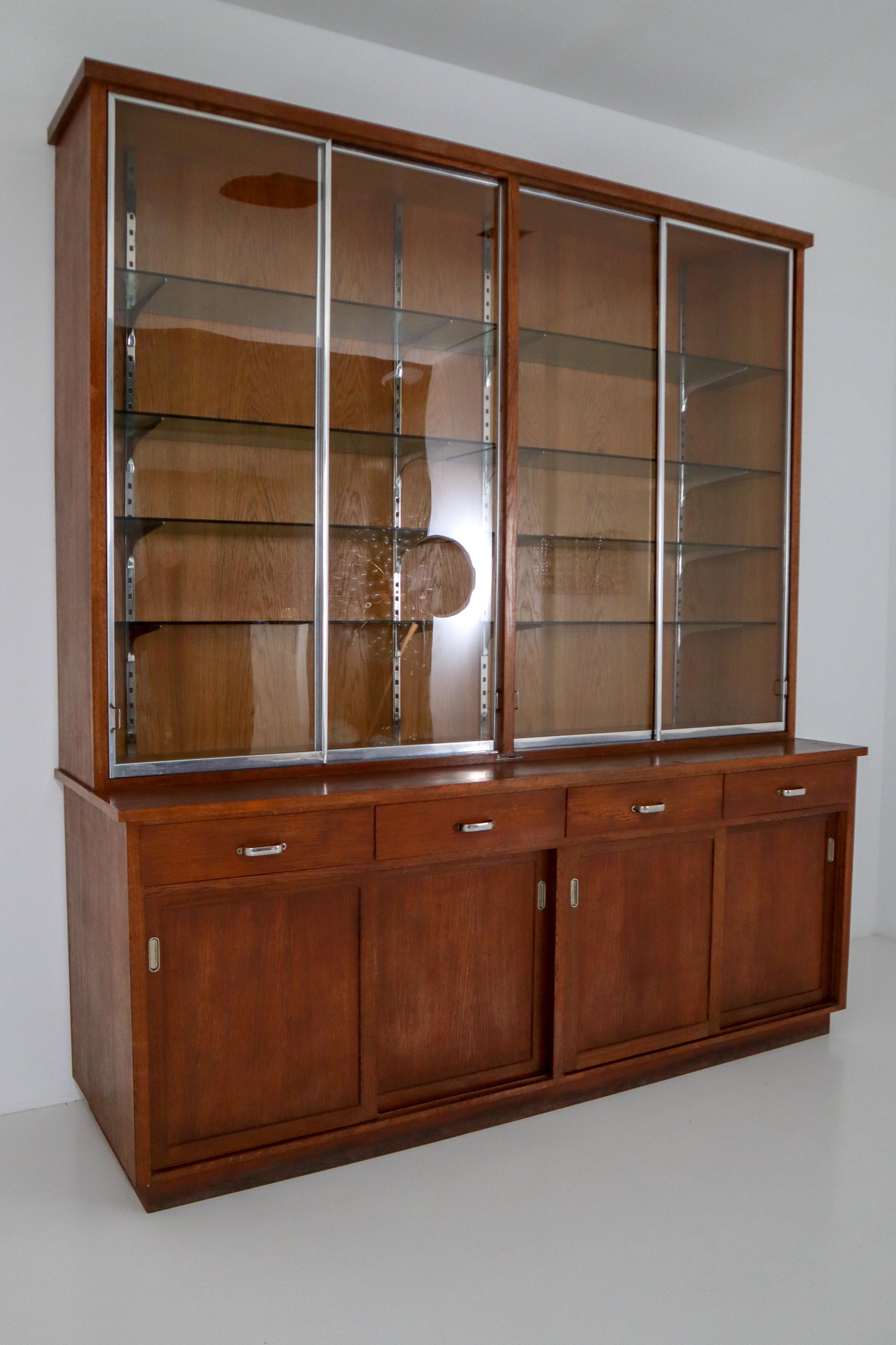 Ernst Rockhausen Bauhaus style plywood and oak display cabinet, Germany, 1920s 

Size:
88