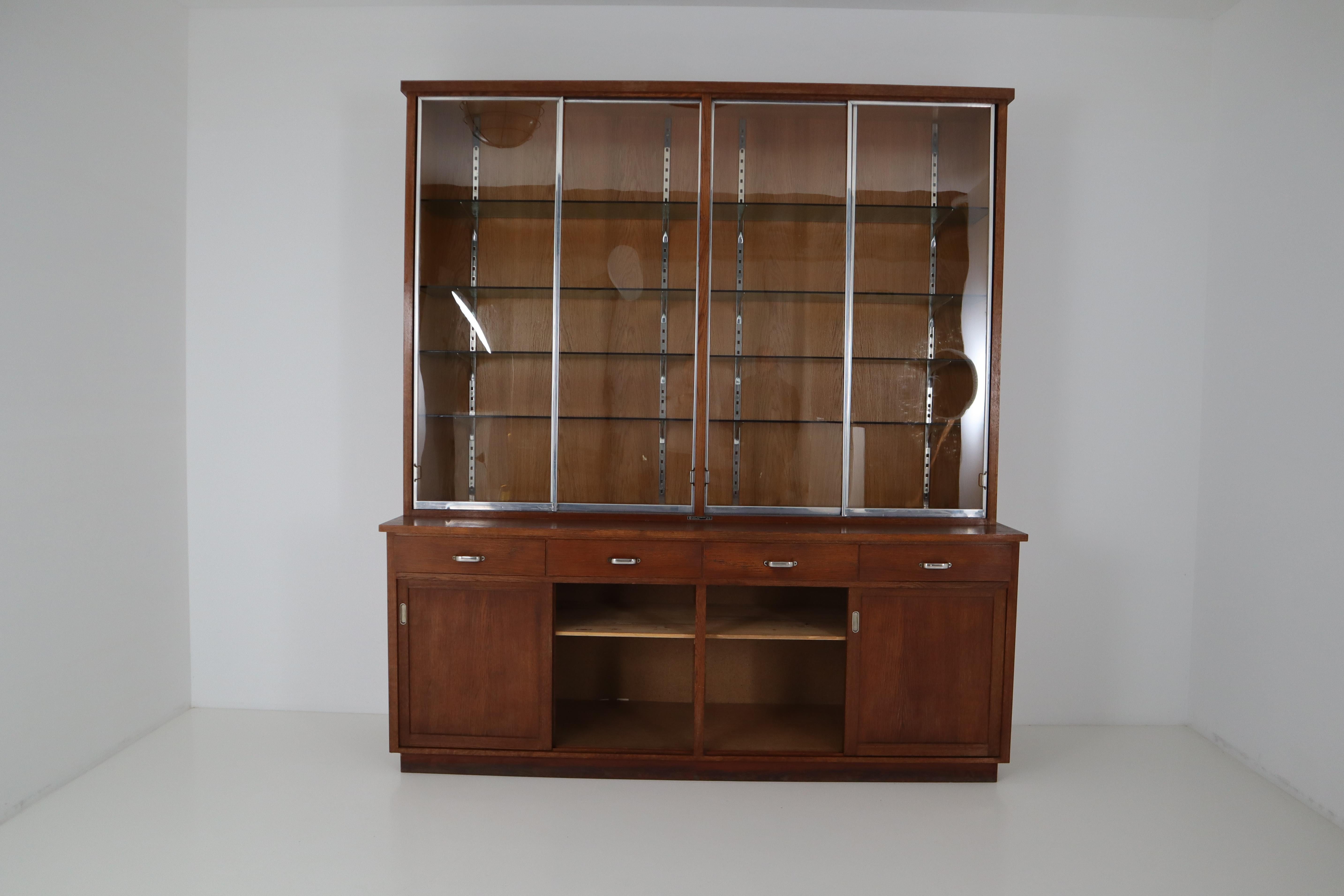 Ernst Rockhausen Bauhaus Style Plywood and Oak Display Cabinet, Germany, 1920s For Sale 1
