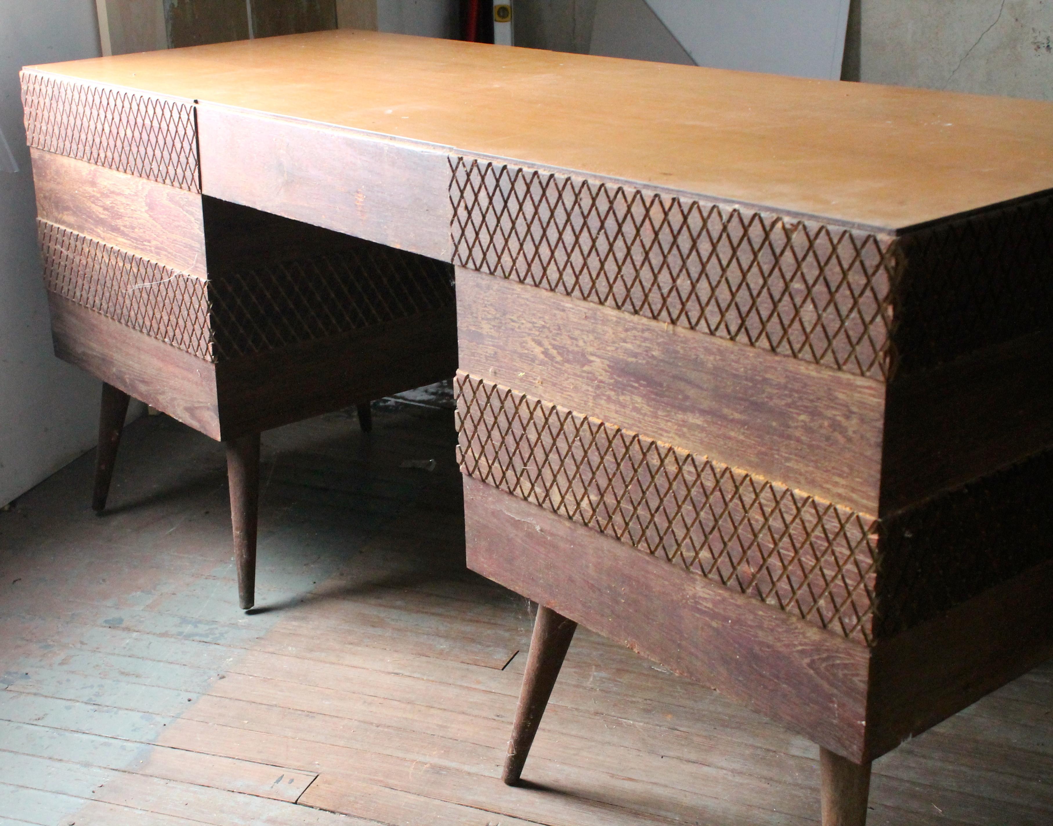 Ernst Schwadron, a Vladimir Kagan Made Unique Desk, circa 1945 In Good Condition For Sale In Sharon, CT