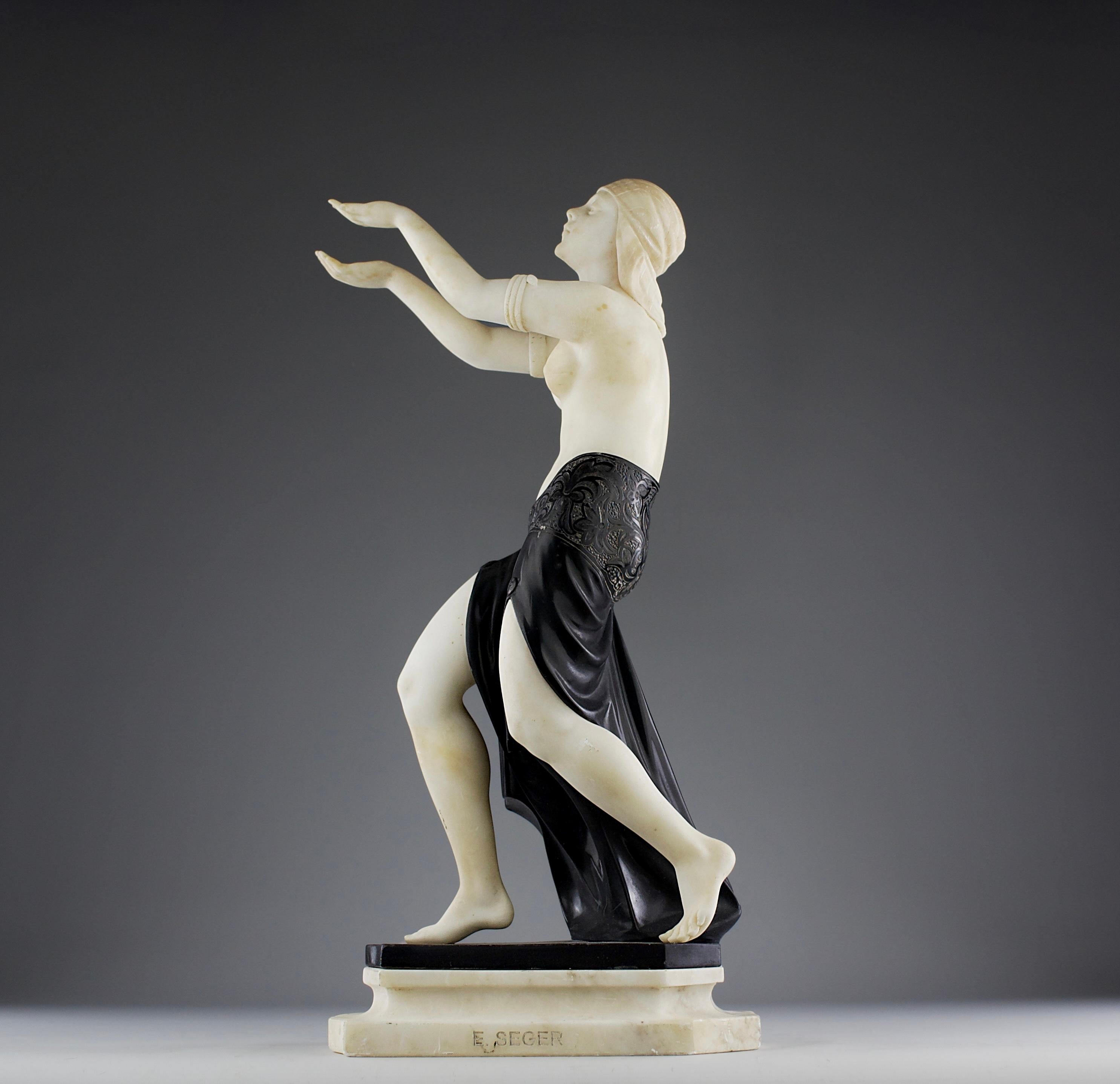 Scultura assolutamente straordinaria di Ernst Seger che raffigura Salomé che danza davanti a Erode. Un marmo nero scuro compone la base e il vestito a motivi floreali. Circa 1910.

In ottime condizioni. Firmato sulla base.

Dimensioni in cm (H. H. x