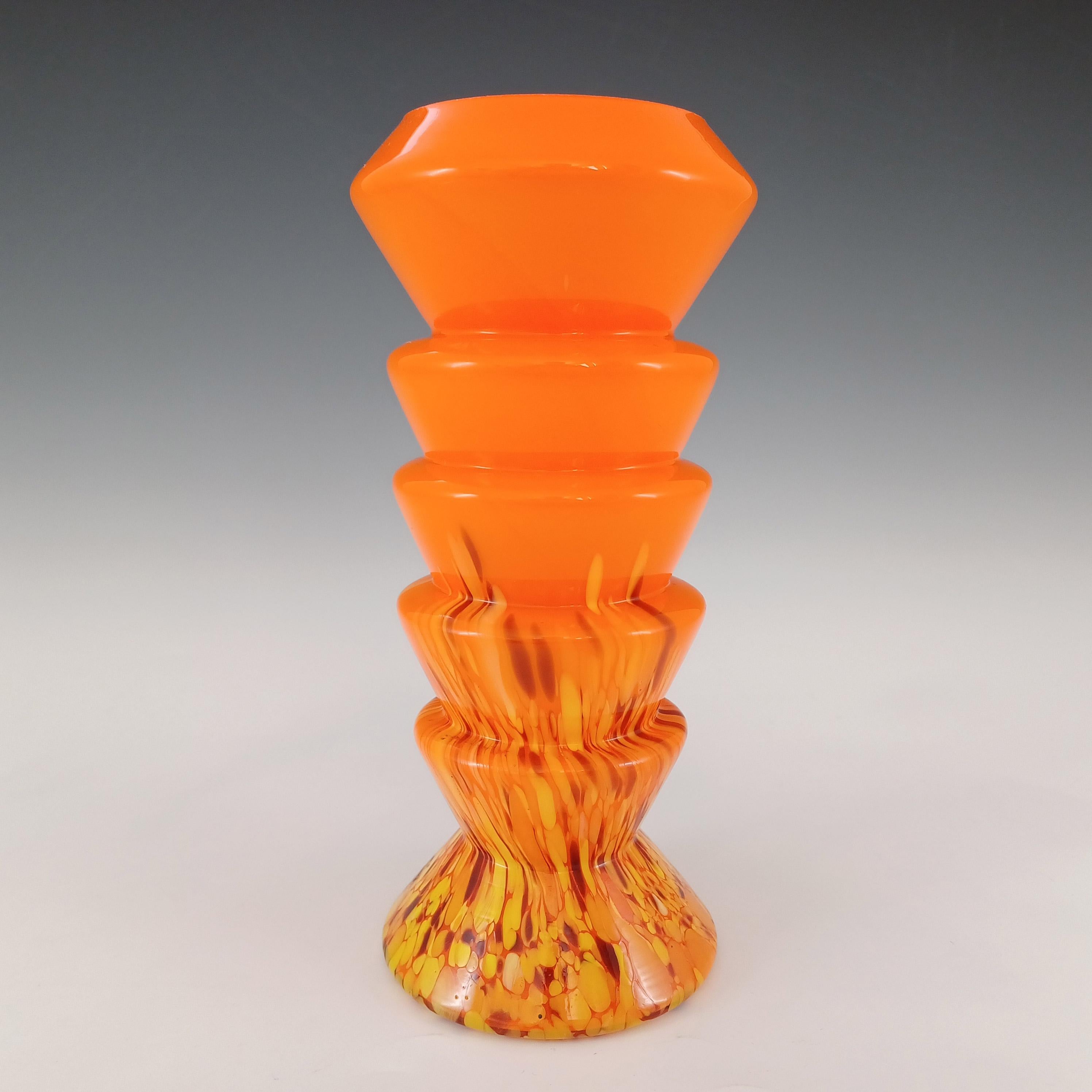 Superbe vase en verre soufflé de style art déco tchèque/bohémien des années 1930, orange vif, avec une base en verre jaune et noir. Ce modèle a longtemps été attribué à Kralik, mais des recherches menées par d'autres ont récemment révélé qu'il