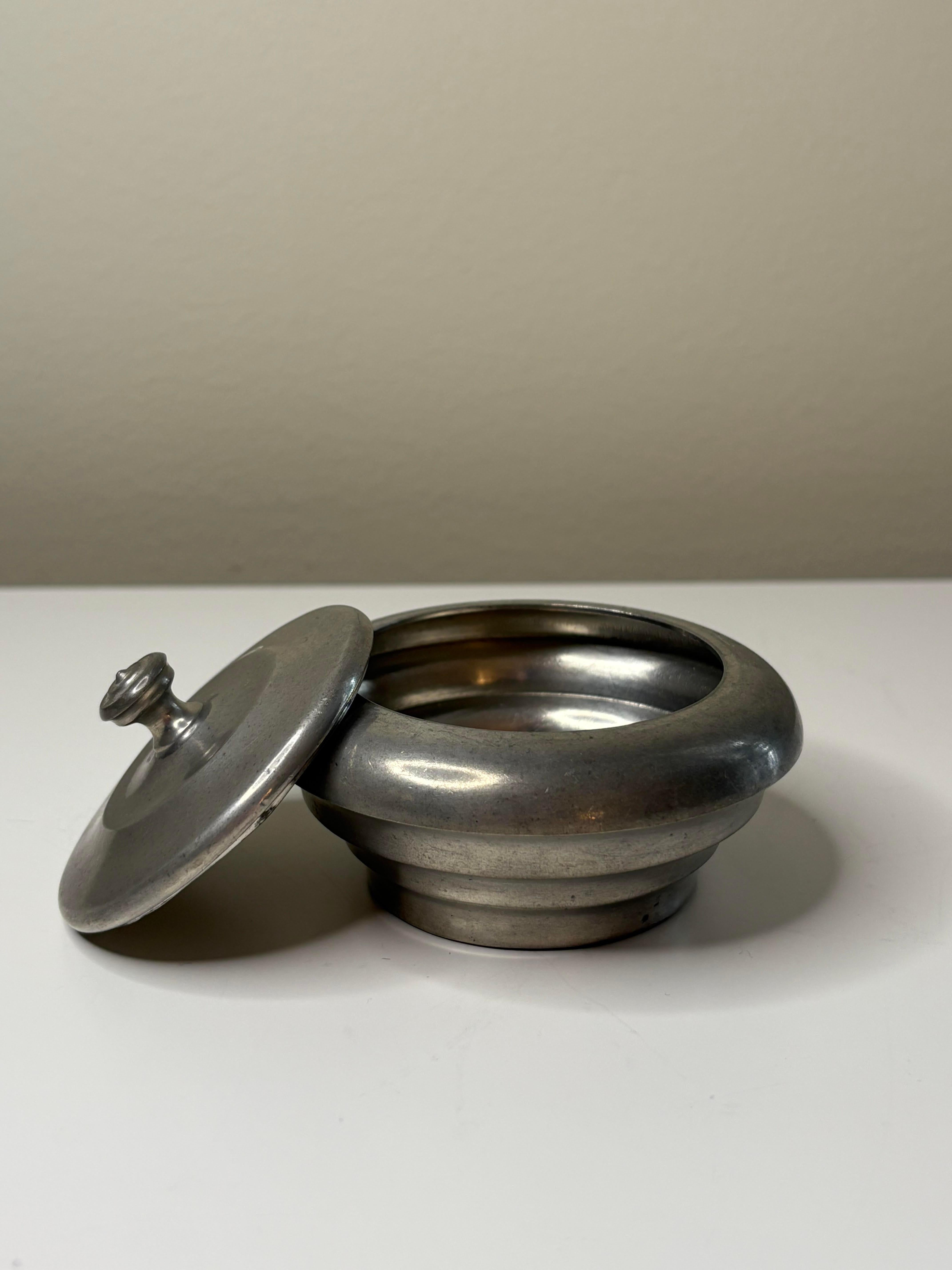Scandinavo moderno Scatola con coperchio in peltro di Ernst Svedbom, Svezia, 1932 Moderno svedese in vendita