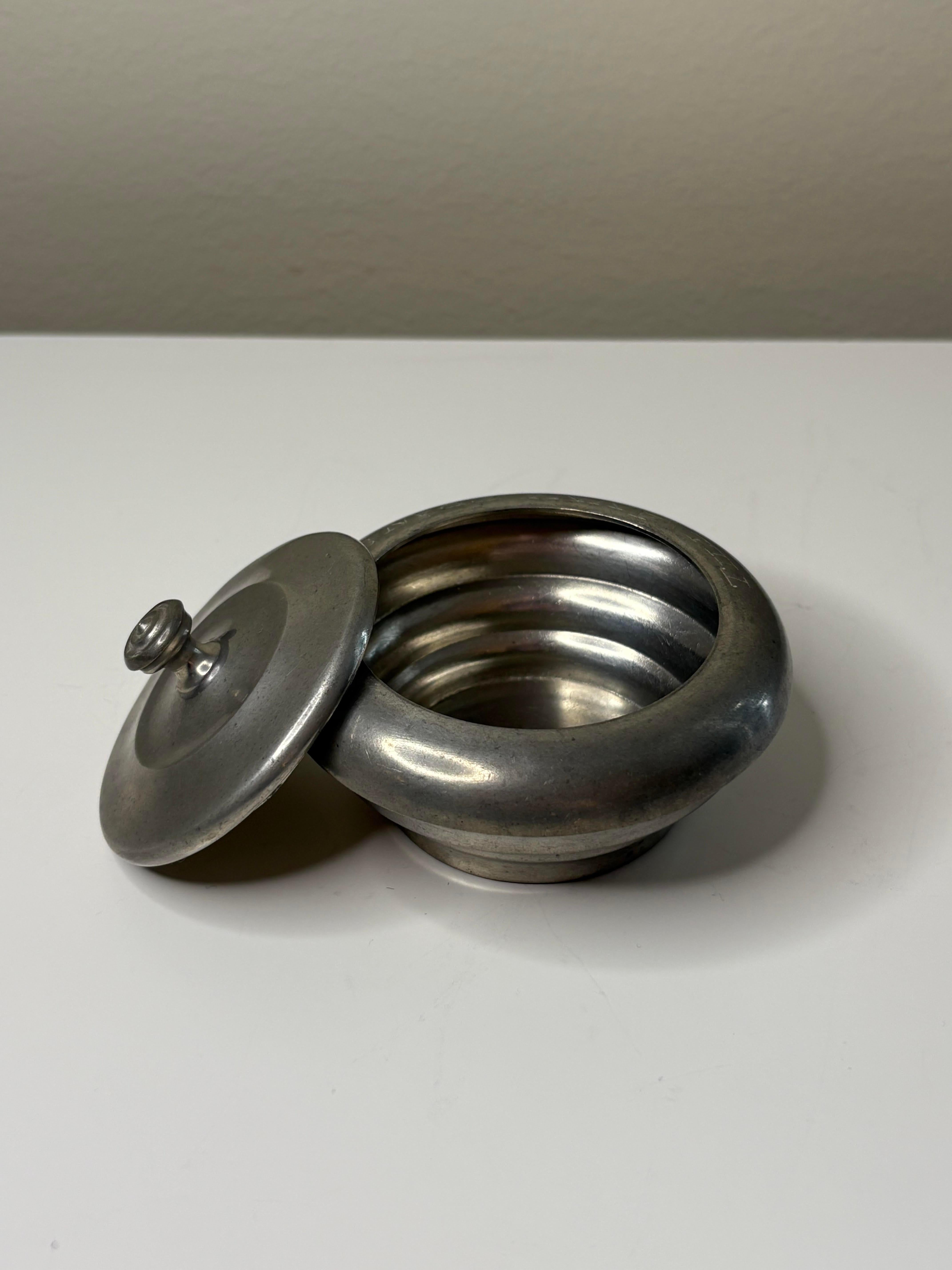 Svedese Scatola con coperchio in peltro di Ernst Svedbom, Svezia, 1932 Moderno svedese in vendita