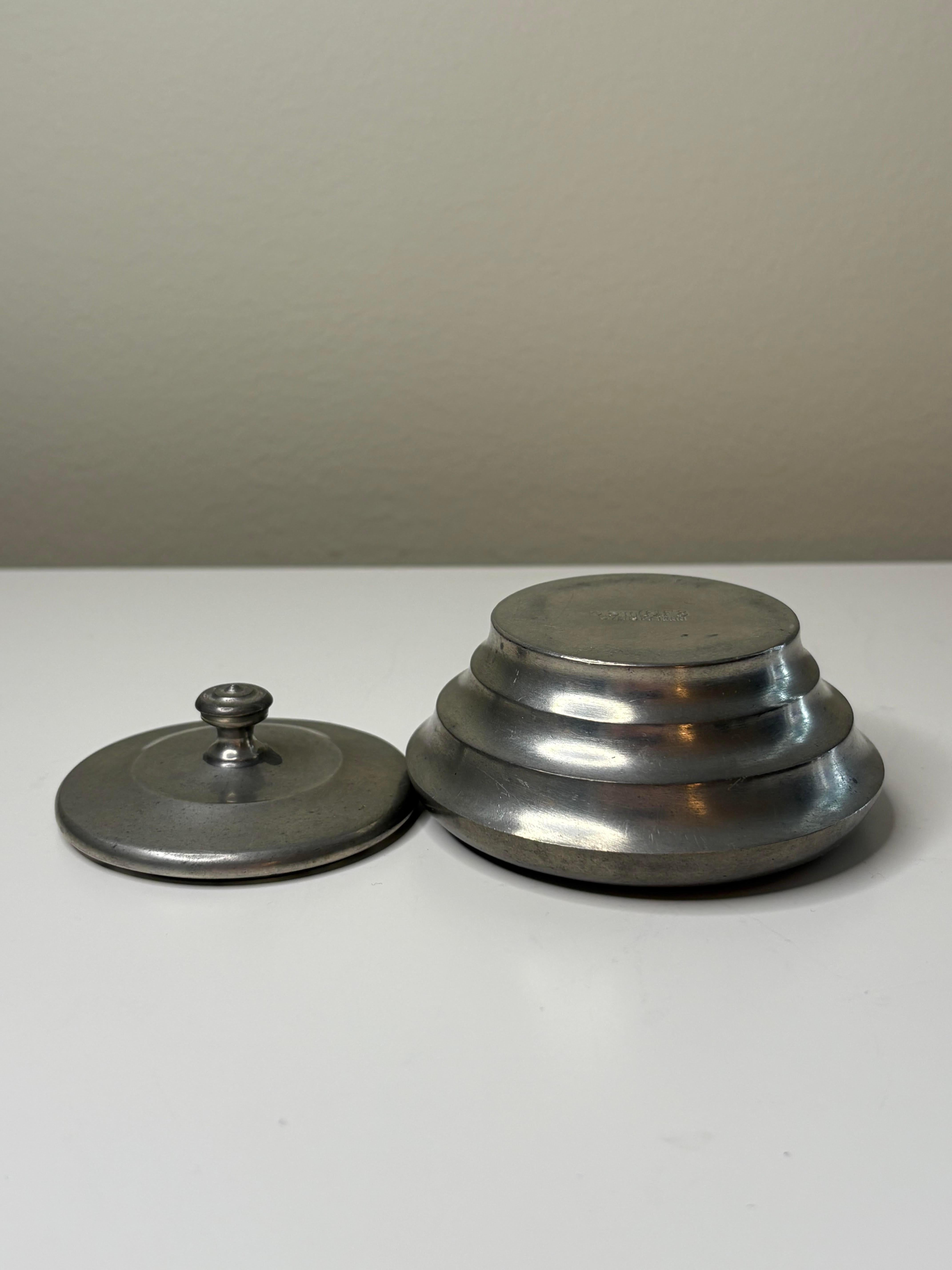 Scatola con coperchio in peltro di Ernst Svedbom, Svezia, 1932 Moderno svedese In condizioni buone in vendita a Stockholm, SE