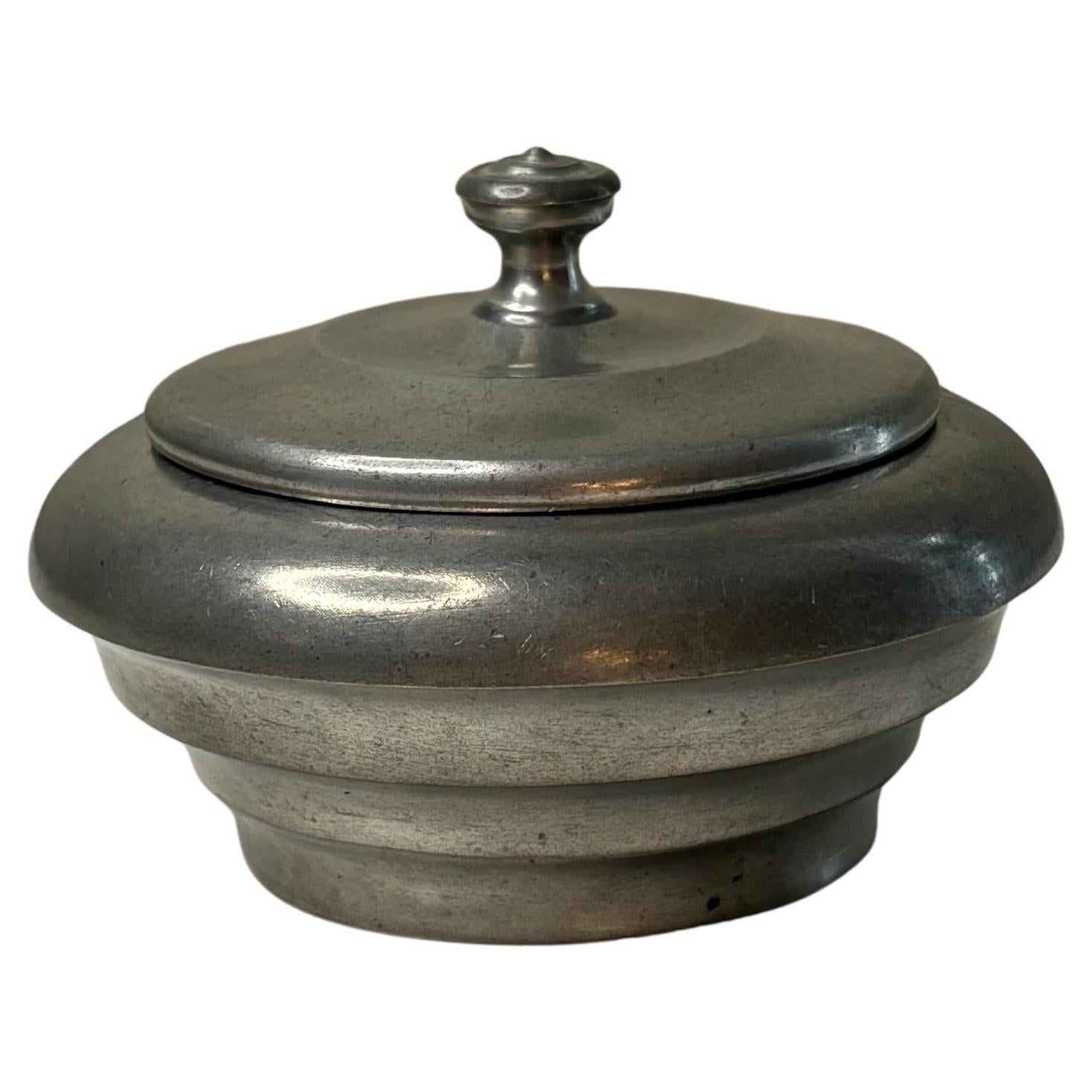 Scatola con coperchio in peltro di Ernst Svedbom, Svezia, 1932 Moderno svedese