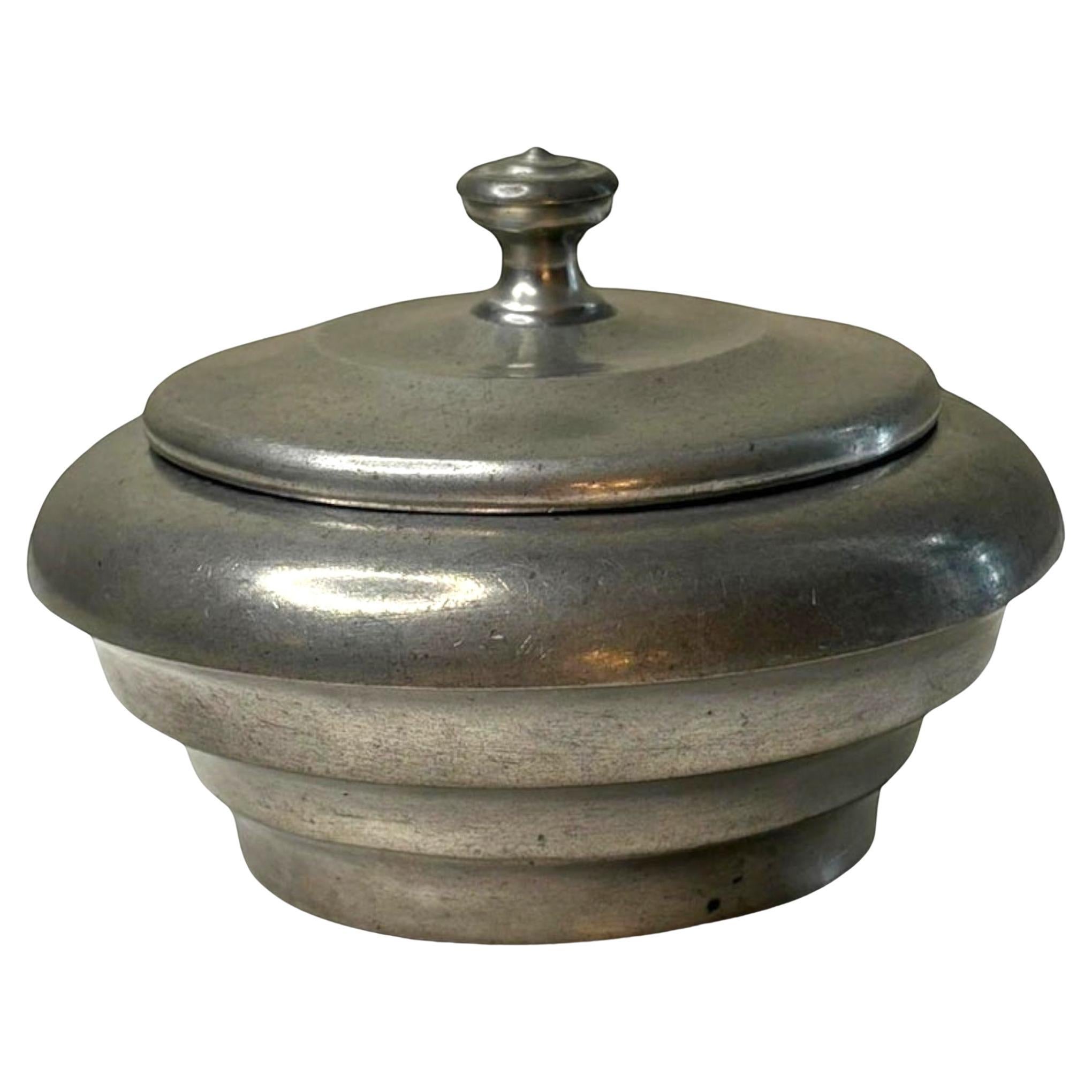 Scatola con coperchio in peltro di Ernst Svedbom, Svezia, 1932 Moderno svedese